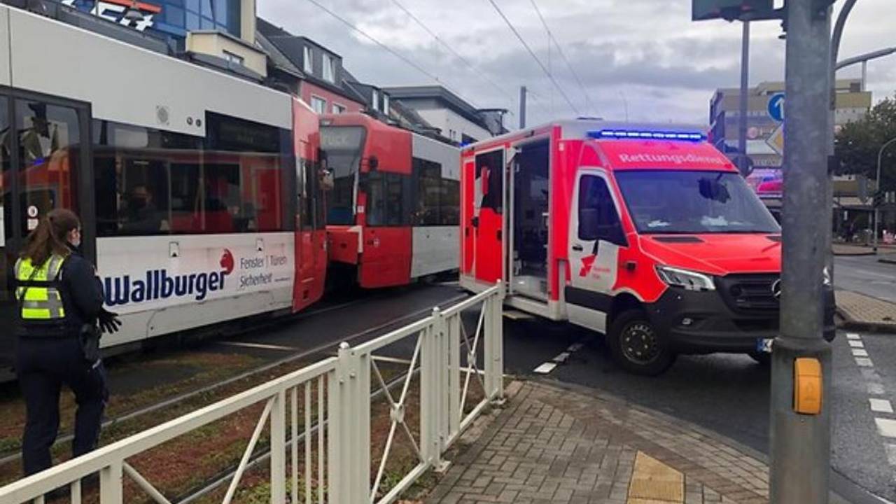 Eine KVB-Bahn ist mit einem E-Scooter zusammengeprallt. Foto von Maria Gambino, Mitarbeiterin des KStA.