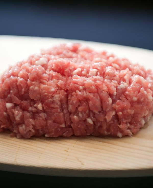 Ein Portion Mett auf einem Holzbrett.