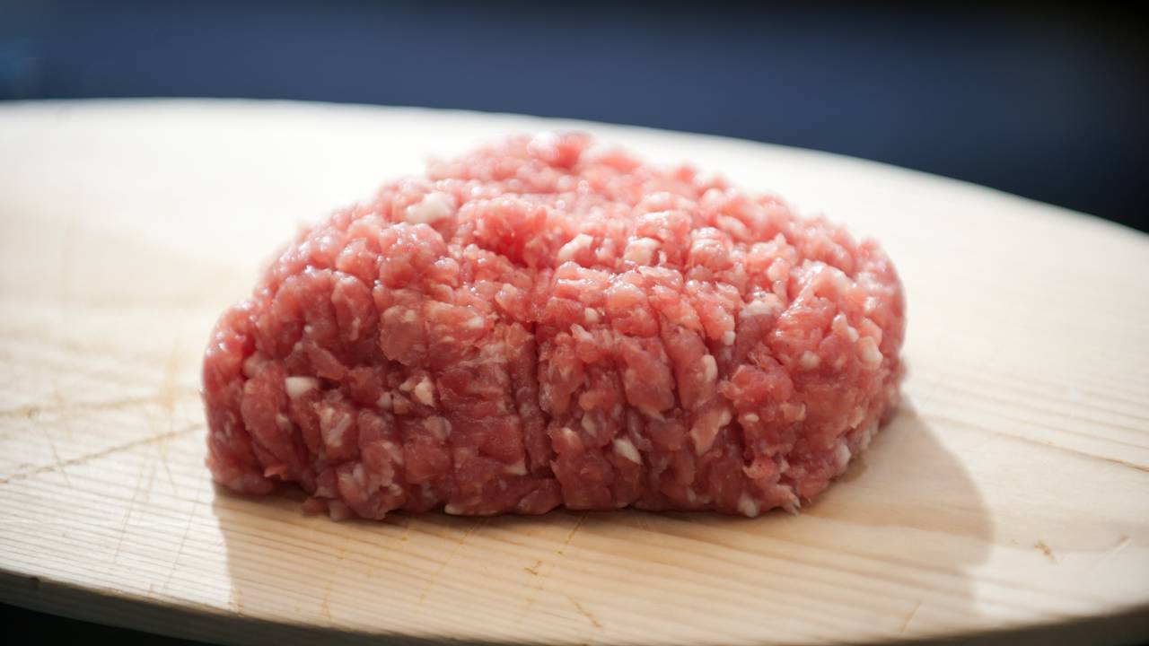 Ein Portion Mett auf einem Holzbrett.