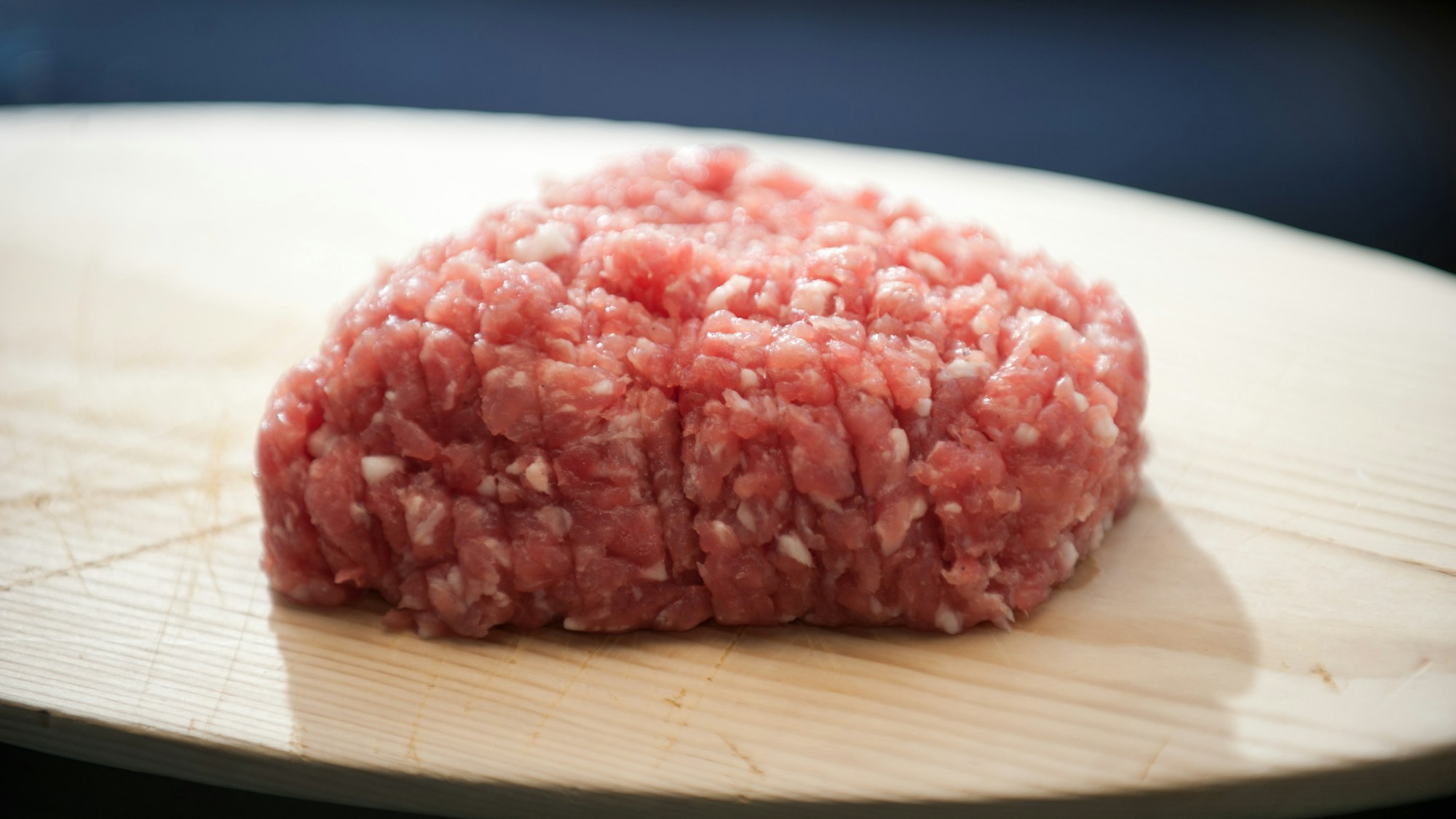 Rewe warnt vor dem Verzehr von Zwiebelmettwurst. Betroffen ist ein Produkt, das in ausschließlich in NRW verkauft wurde. Unser Foto zeigt Mett auf einem Holzbrett.