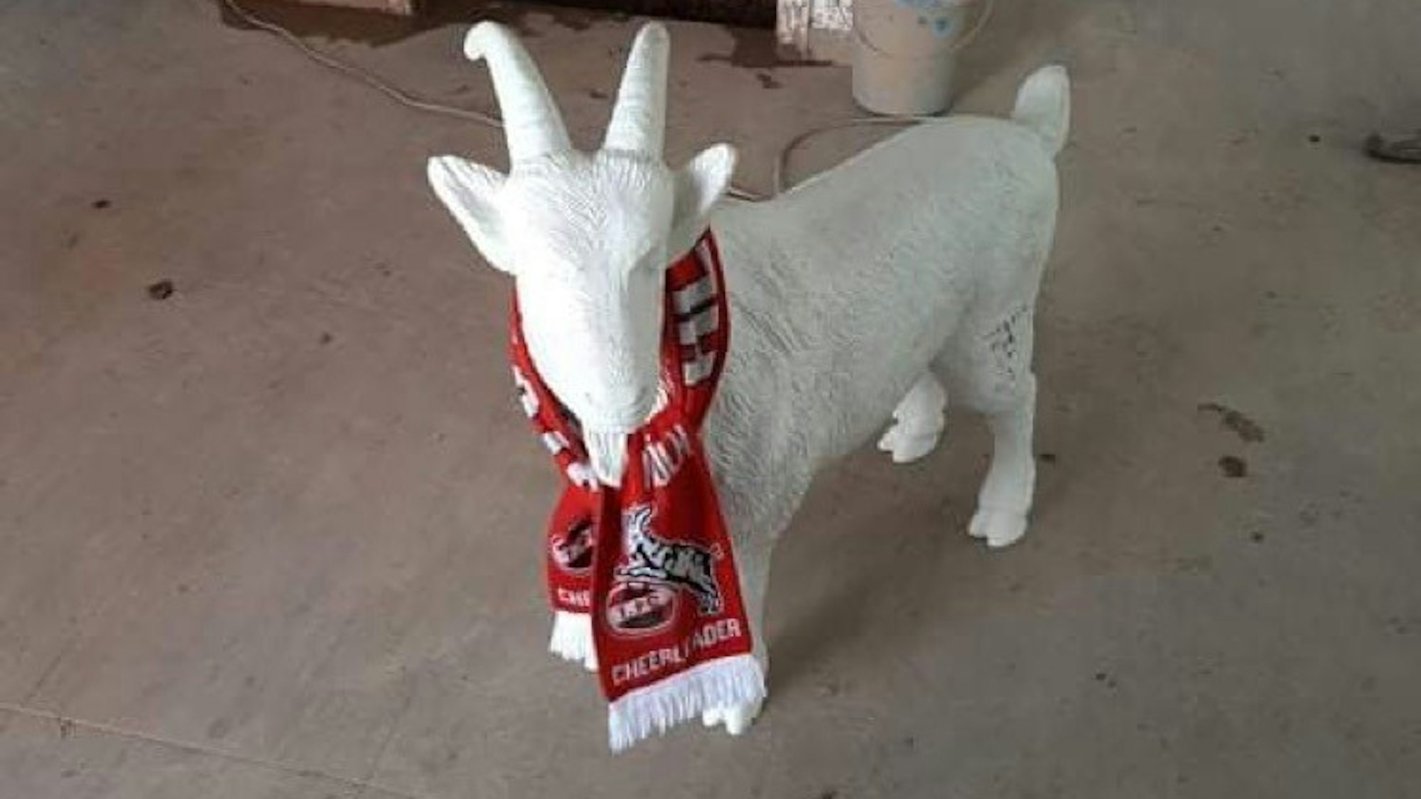 Kunst-Geißbock mit Schal nach der Flut in der Kurschänke.