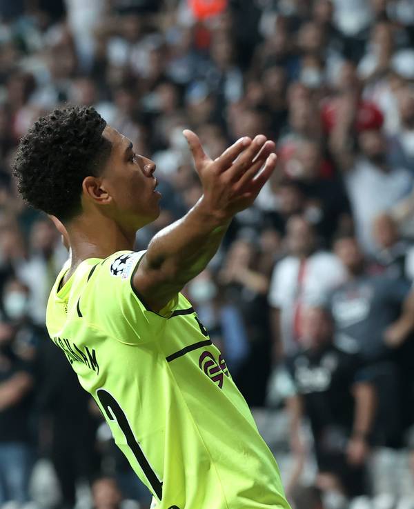 Jude Bellingham feiert seinen Treffer zum Dortmunder 1:0 bei Besiktas Istanbul