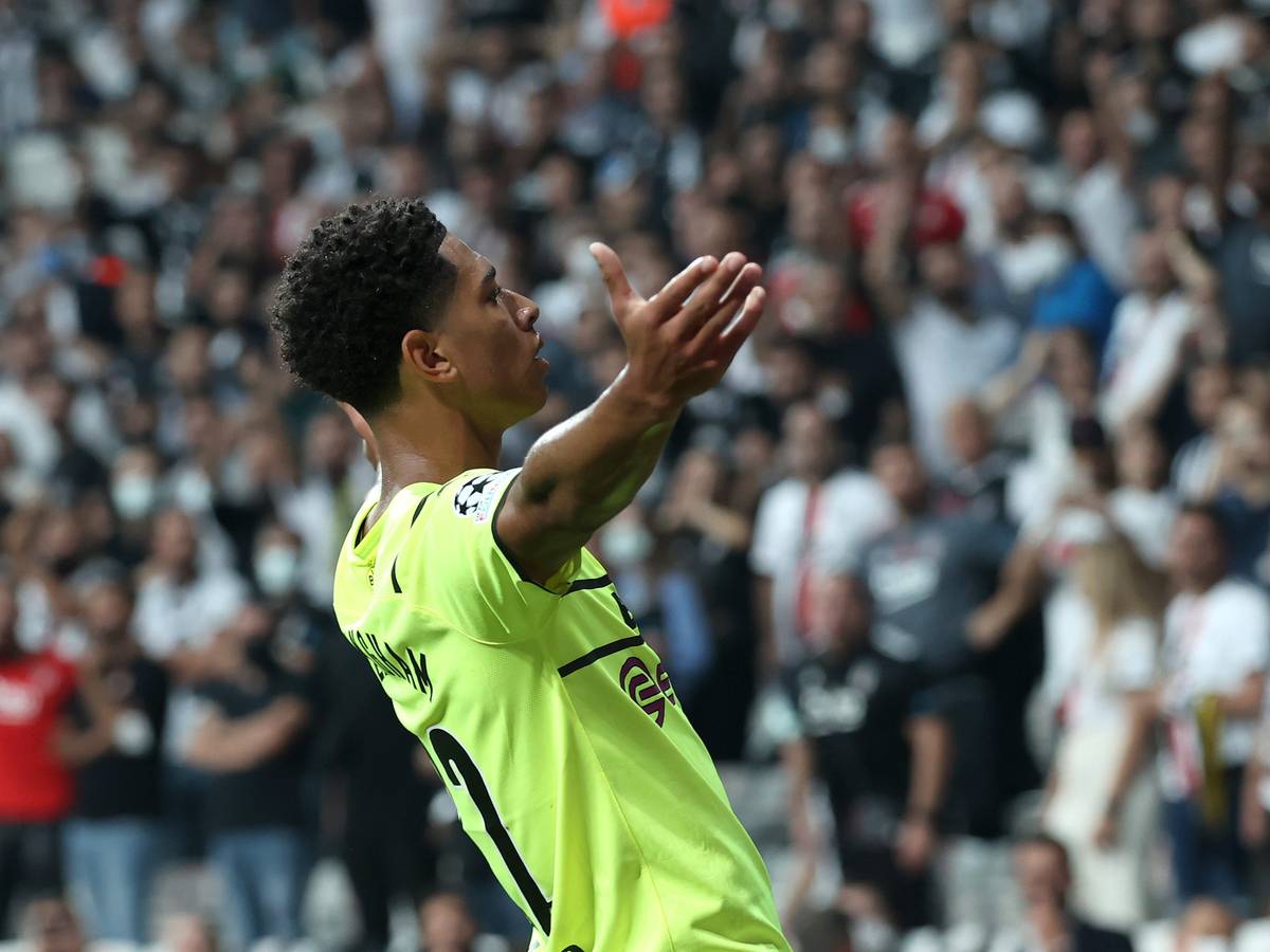 Jude Bellingham feiert seinen Treffer zum Dortmunder 1:0 bei Besiktas Istanbul