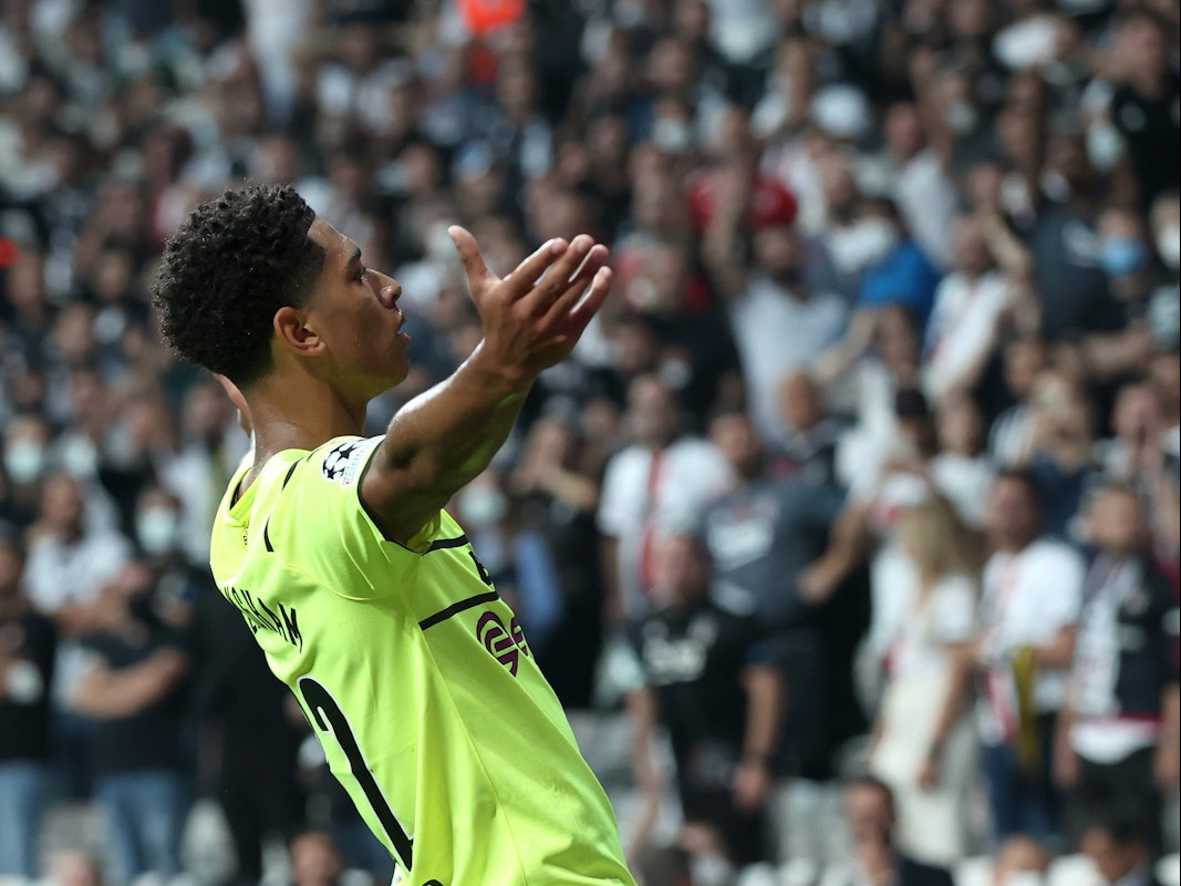 Jude Bellingham feiert seinen Treffer zum Dortmunder 1:0 bei Besiktas Istanbul