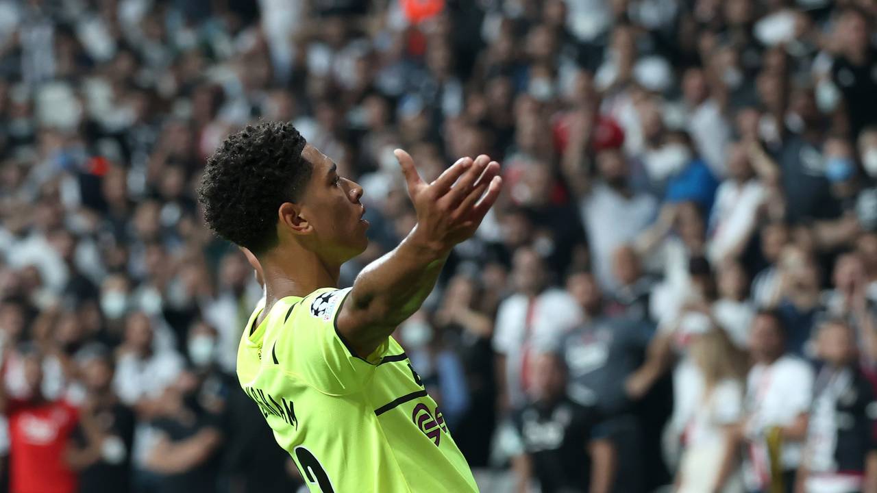 Jude Bellingham feiert seinen Treffer zum Dortmunder 1:0 bei Besiktas Istanbul