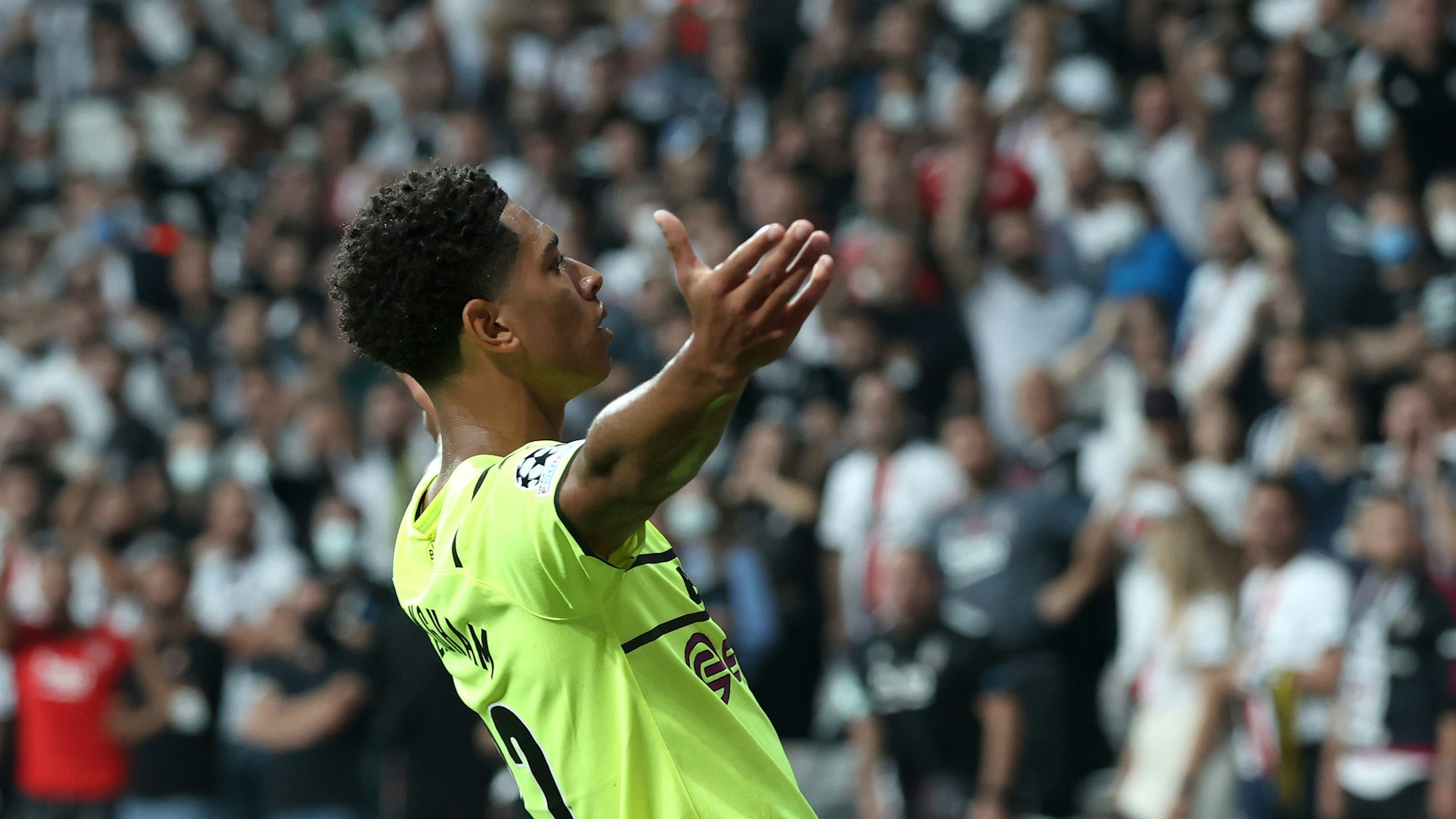 Jude Bellingham feiert seinen Treffer zum Dortmunder 1:0 bei Besiktas Istanbul