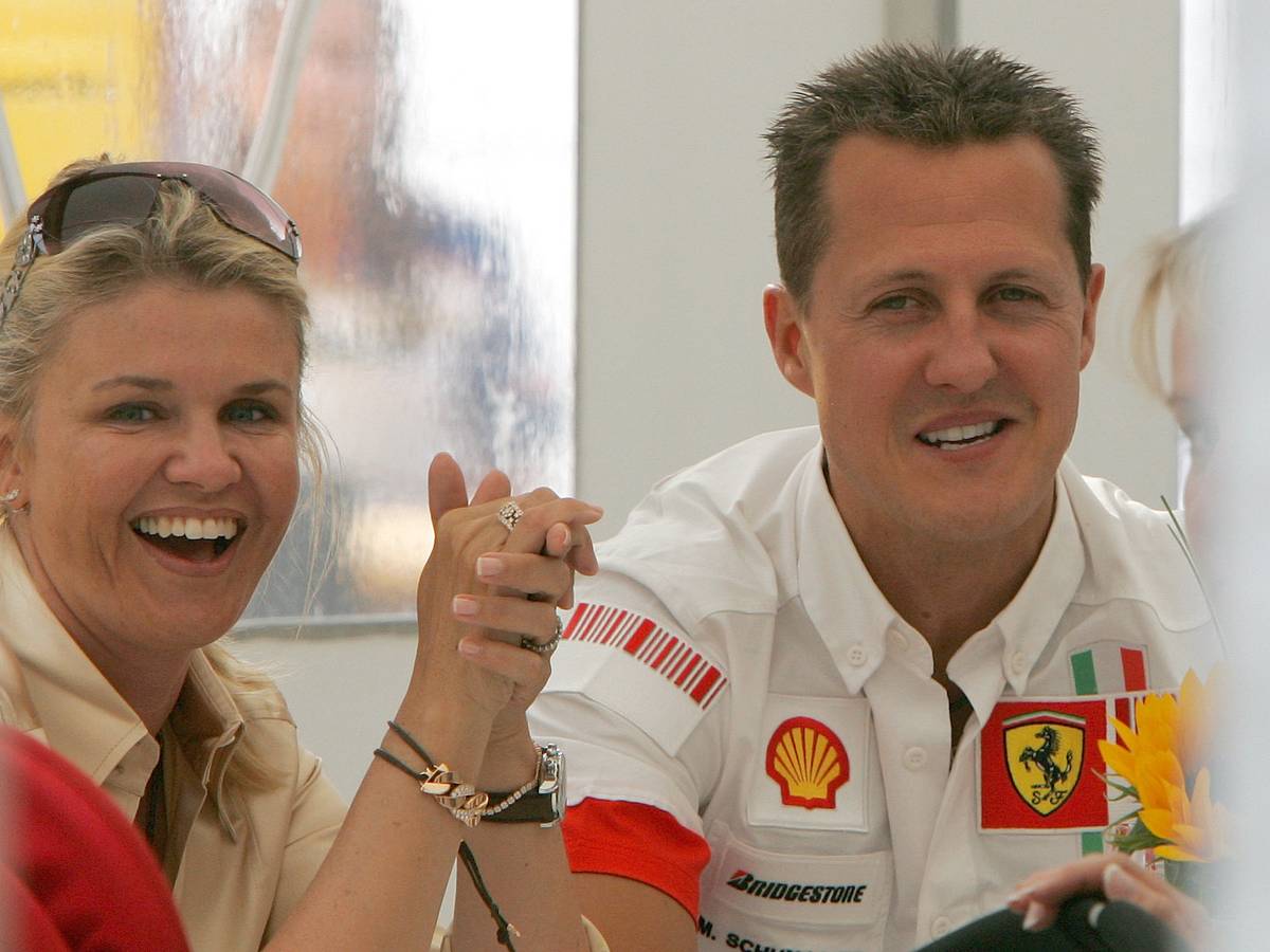 Michael Schumacher und Ehefrau Corinna lachen in die Kamera.