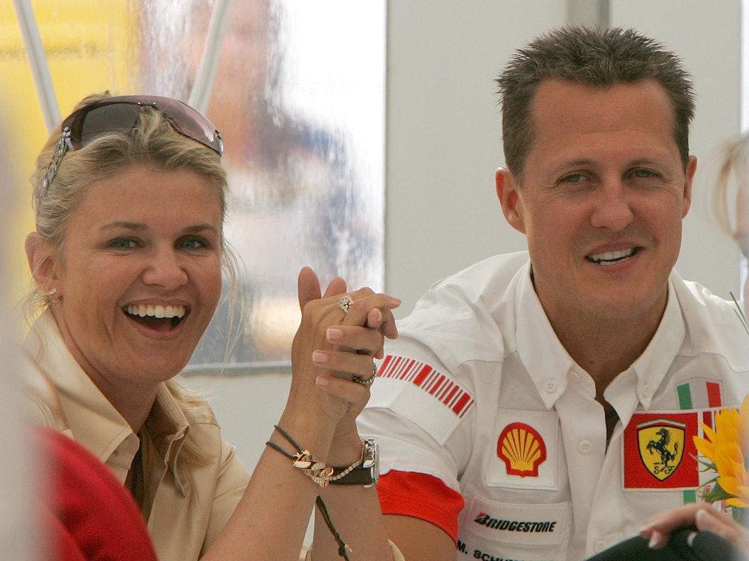 Michael Schumacher und Ehefrau Corinna lachen in die Kamera.
