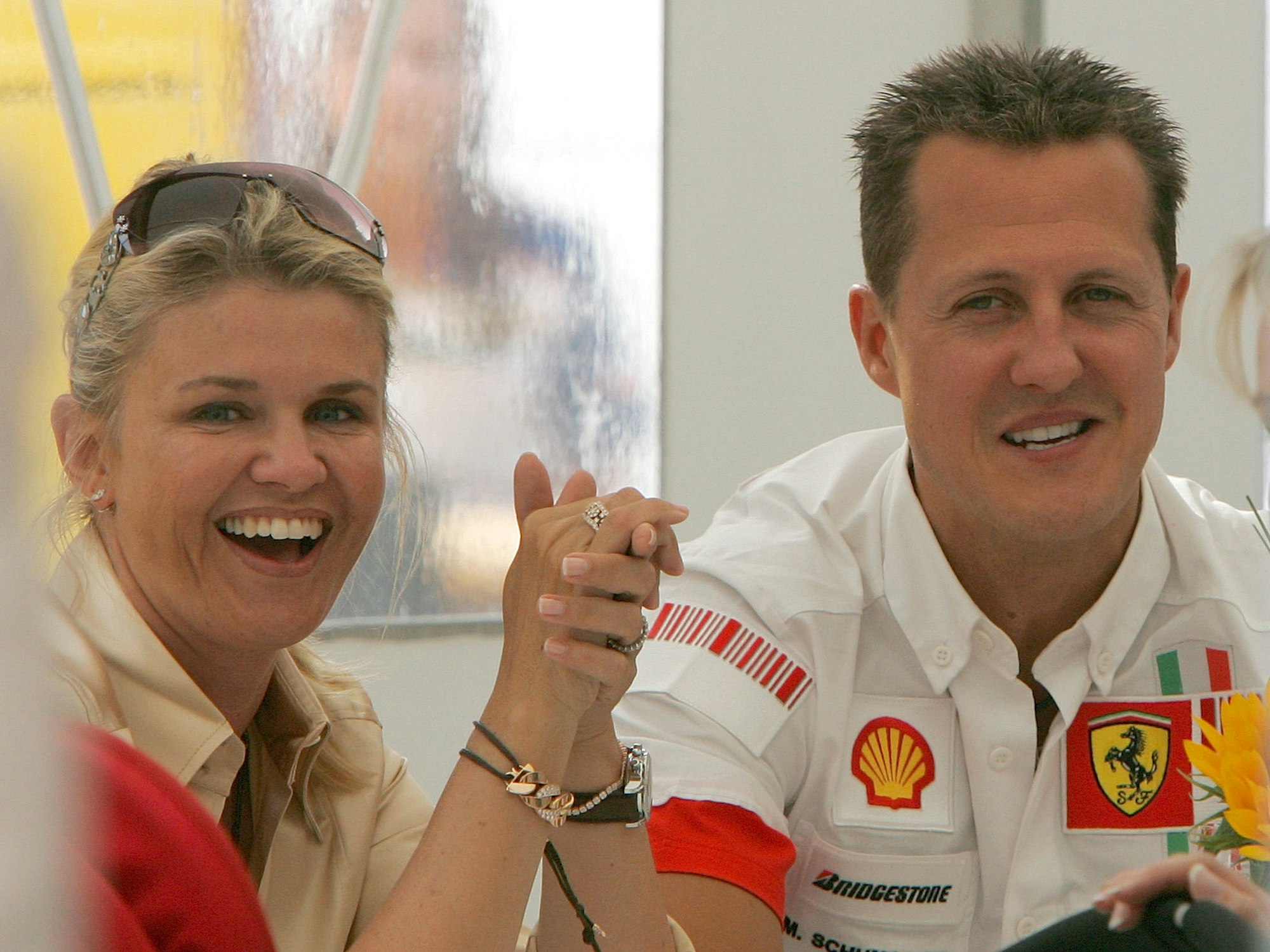 Michael Schumacher und Ehefrau Corinna lachen in die Kamera.