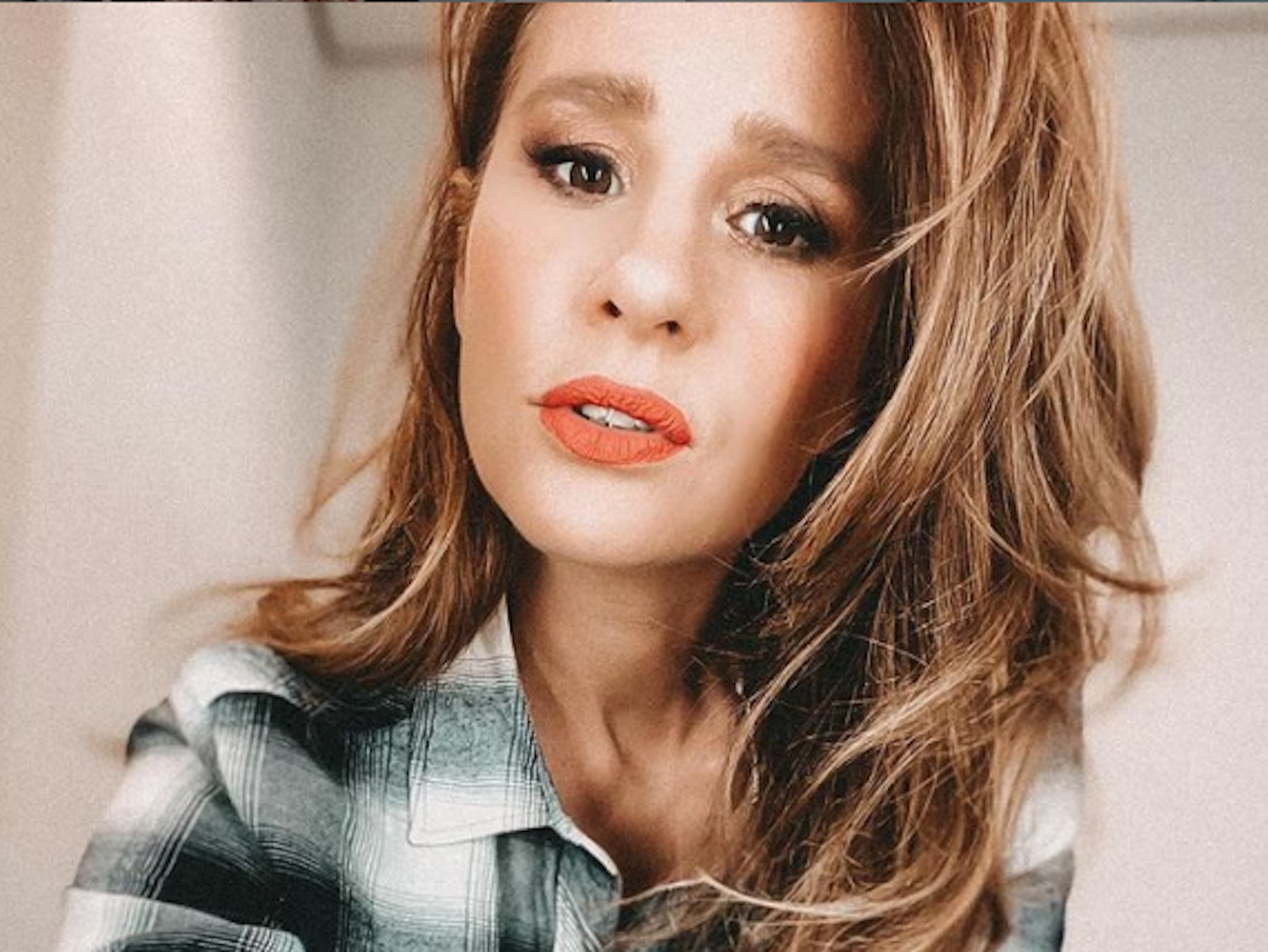 Mareile Höppner schaut für ein Selfie in die Kamera.