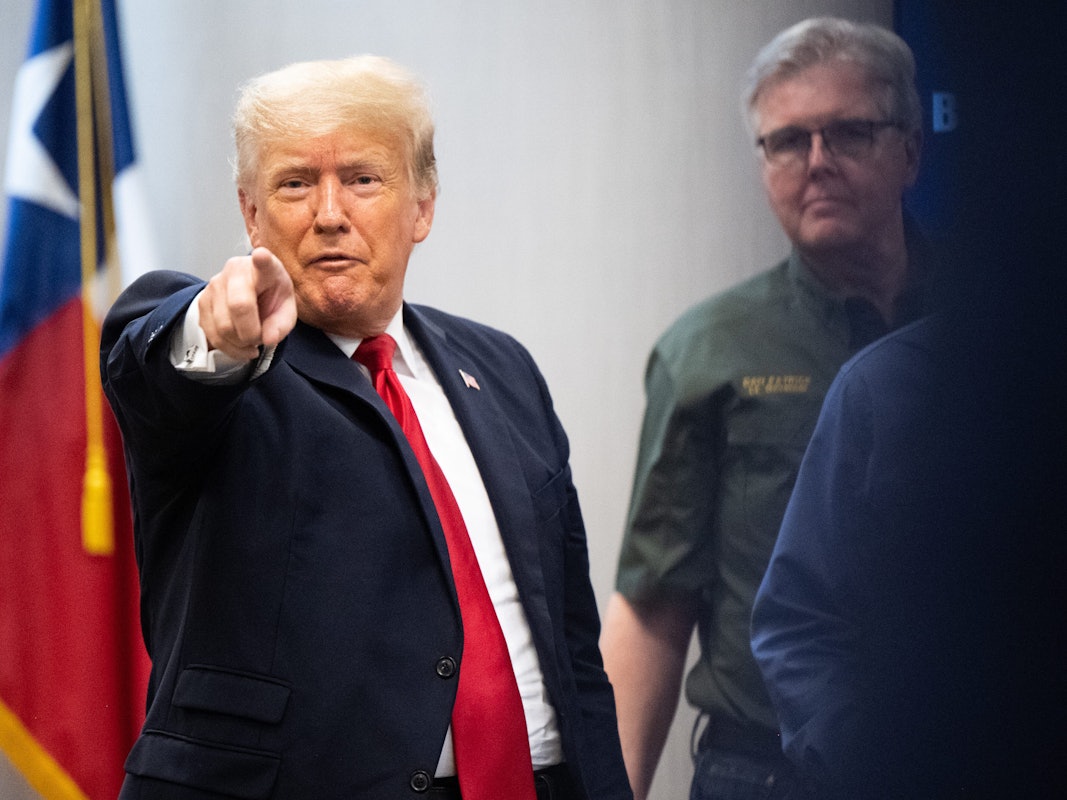 Der ehemalige US-Präsident Donald Trump zeigt mit dem Finger in die Kamera. Ein neues Enthüllungsbuch soll am 21. September 2021 veröffentlicht werden.