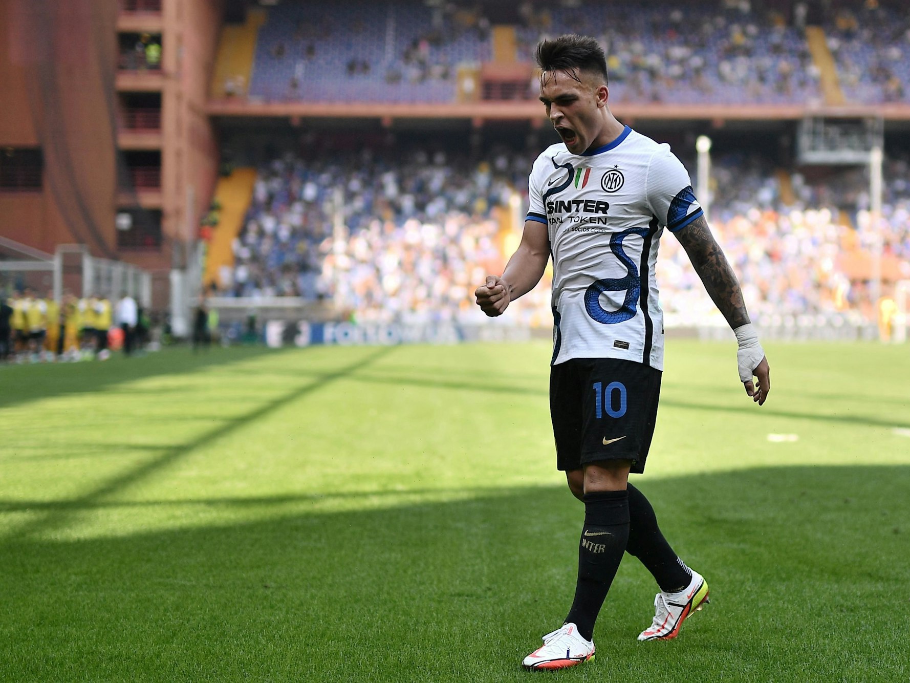 Lautaro Martinez jubelt im Auswärtstrikot von Inter Mailand