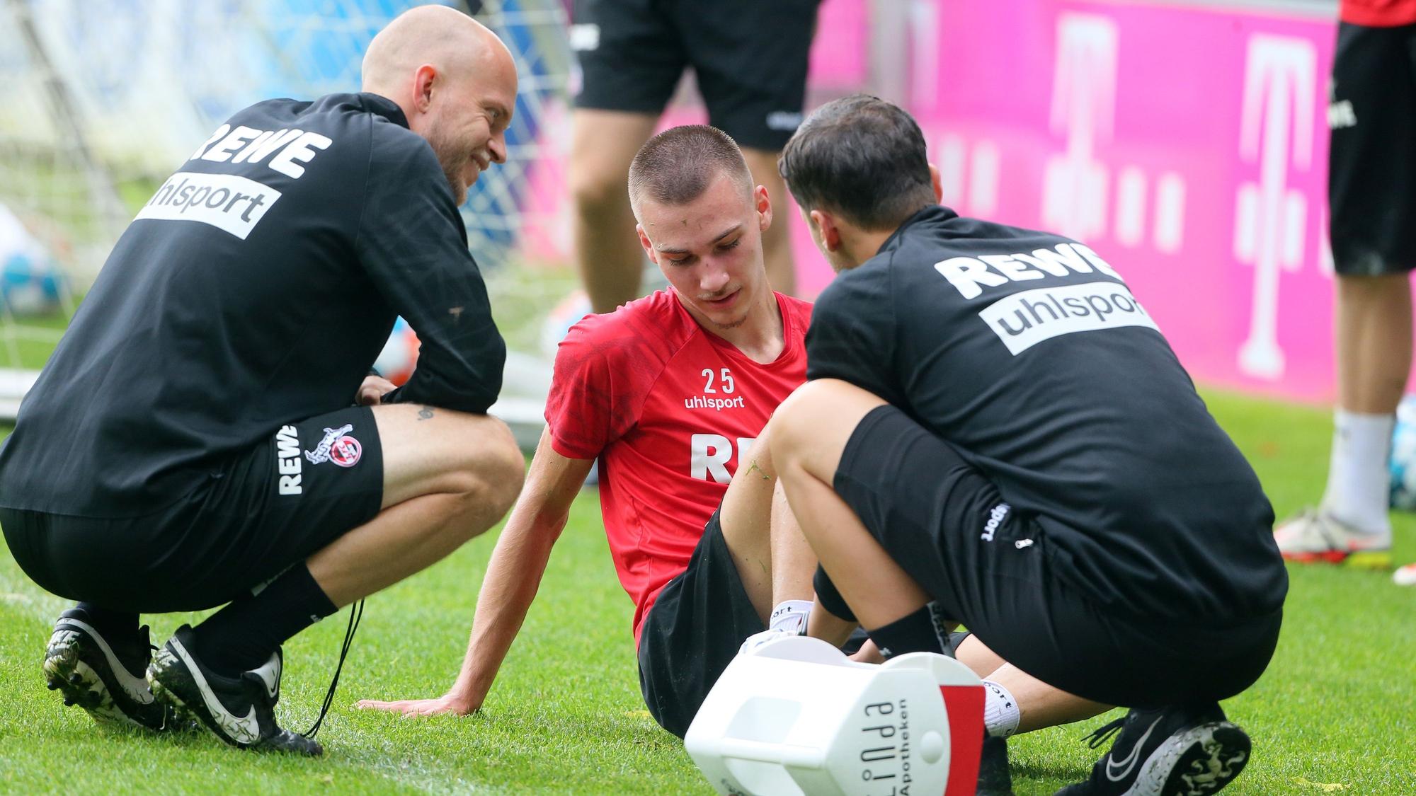 Tim Lemperle wird im Training des 1. FC Köln behandelt.