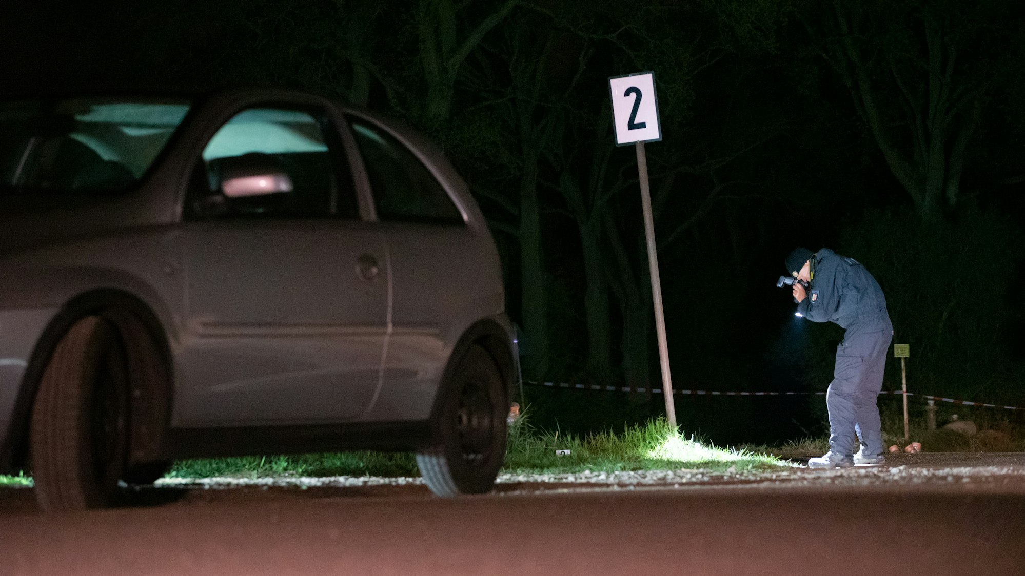 Mit einem Messer wurden am frühen Mittwochmorgen (15. September 2021) in Bammental zwei Menschen niedergestochen. Unser Foto (28. April 2020) zeigt Ermittler bei der Spurensuche bei einem Einsatz in Hamburg.