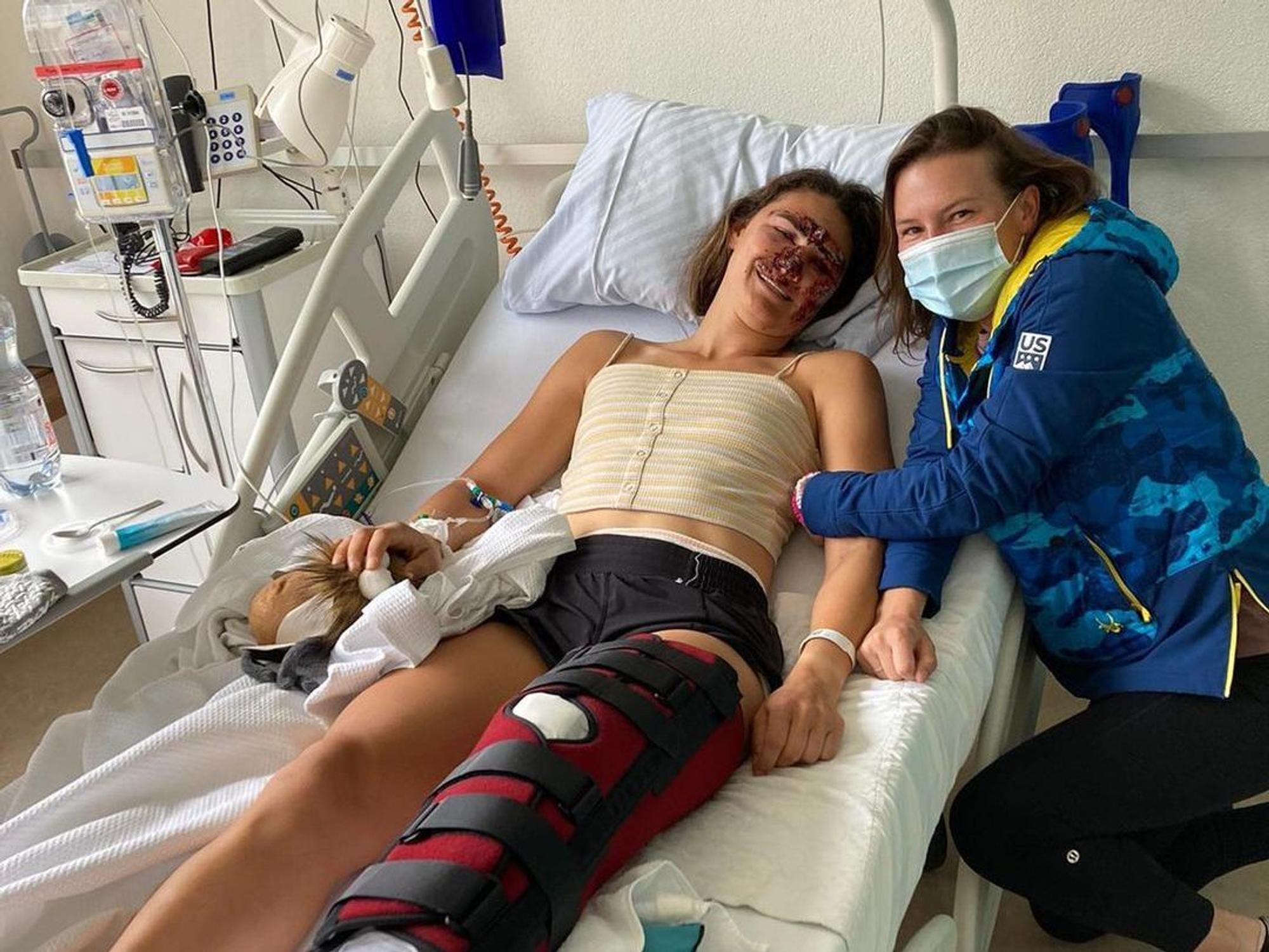 Teamkollegin Torey Anderson (r.) besuchte den verletzten Ski-Star Alice Merryweather im Schweizer Krankenhaus.