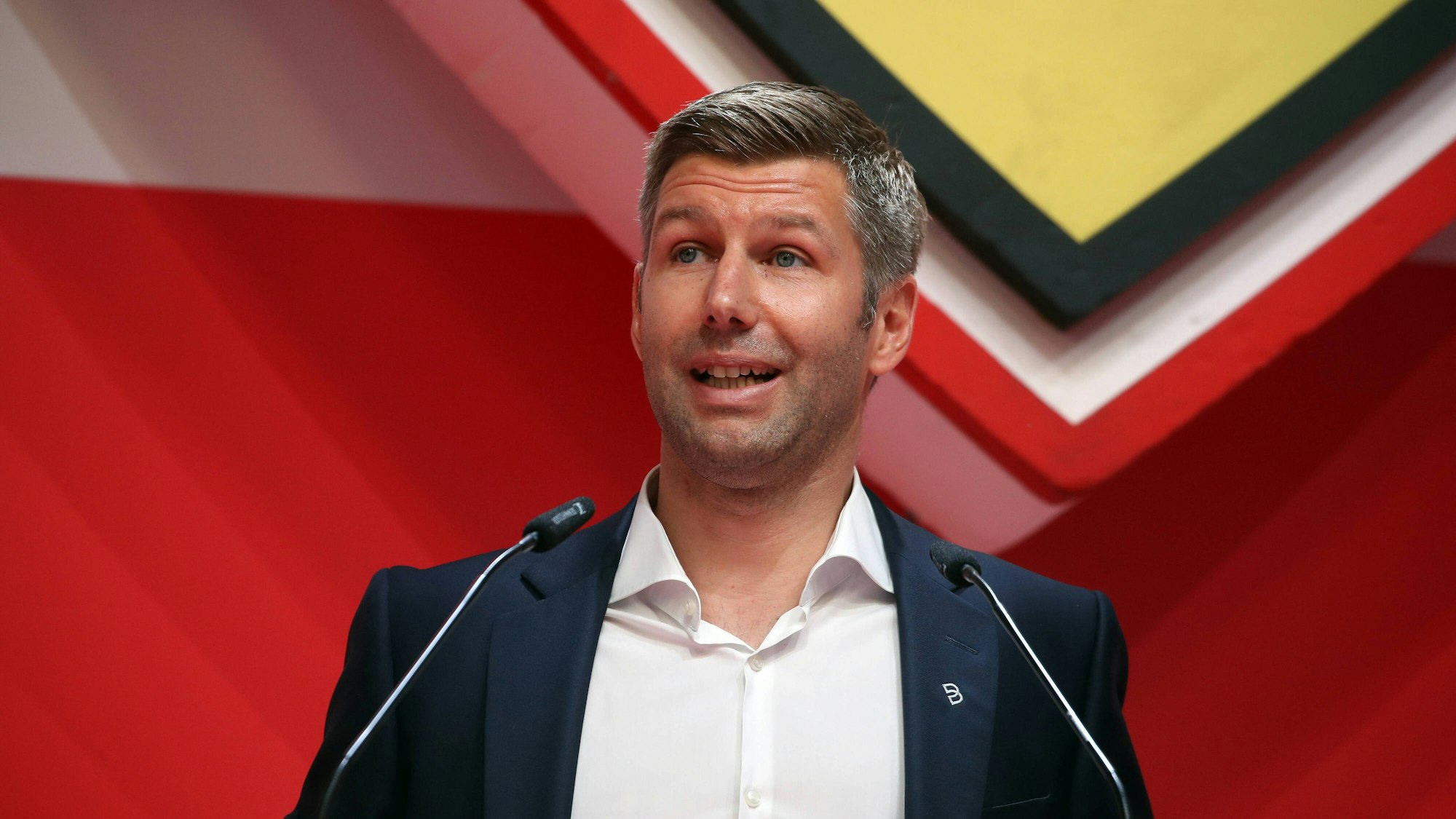 Thomas Hitzlsperger spricht bei der Mitgliederversammlung des VfB Stuttgart