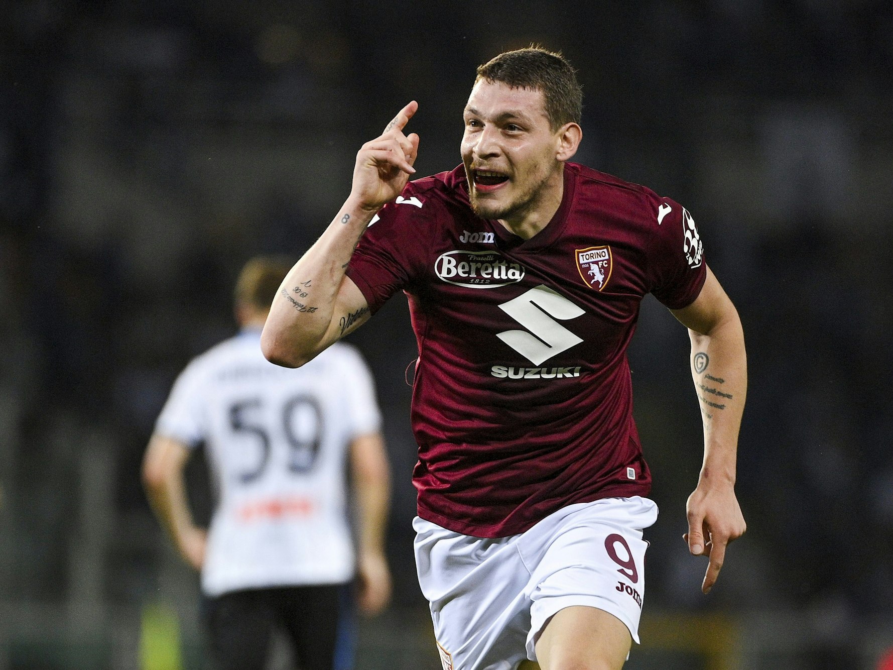 Andrea Belotti jubelt und zeigt mit dem Finger nach oben