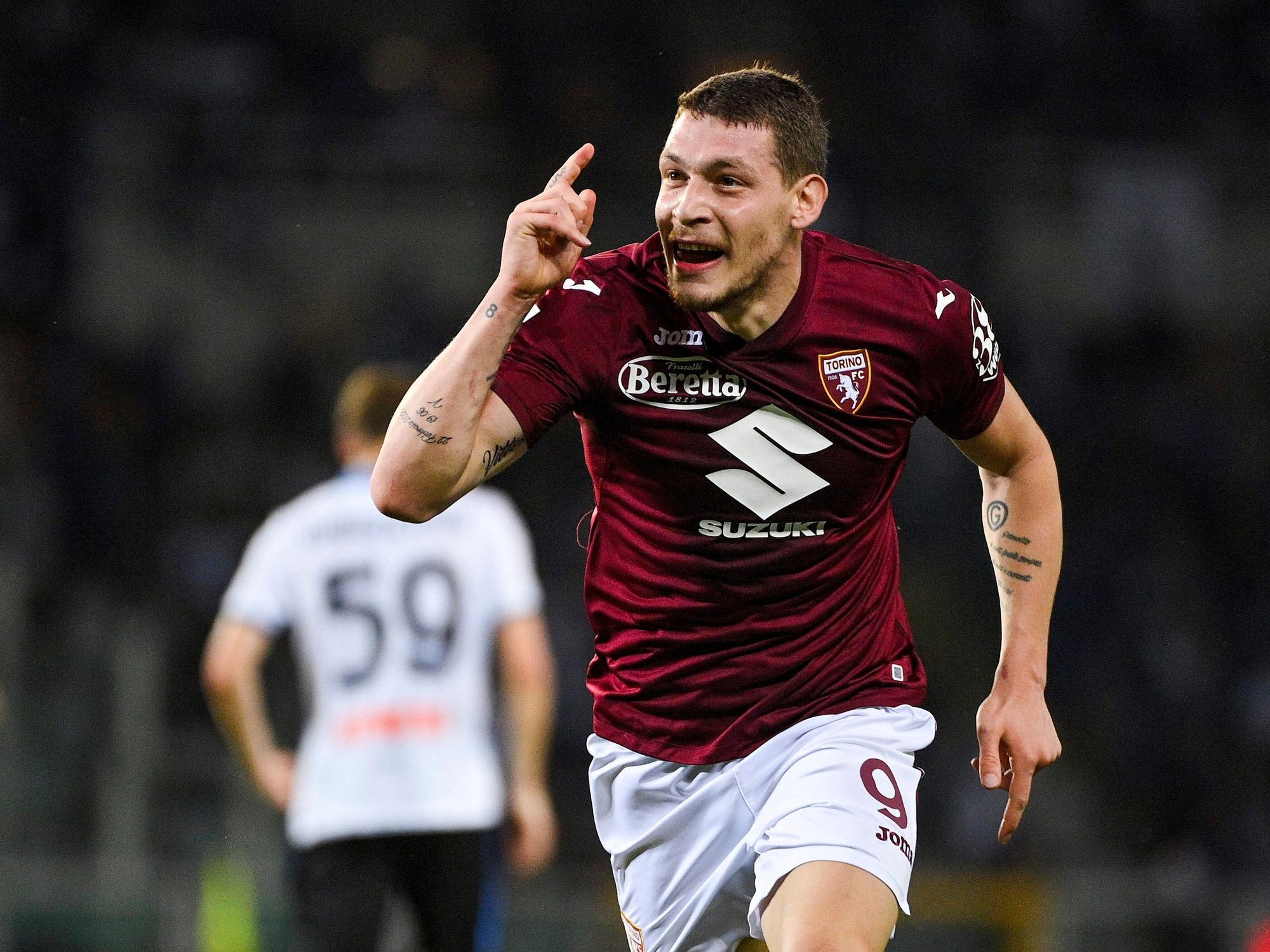Andrea Belotti jubelt und zeigt mit dem Finger nach oben
