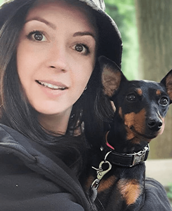 Sängerin Sotiria, hier auf einem Instagram-Selfie vom 13. Juni, sorgt sich um ihren Zwergpinscher Pink.