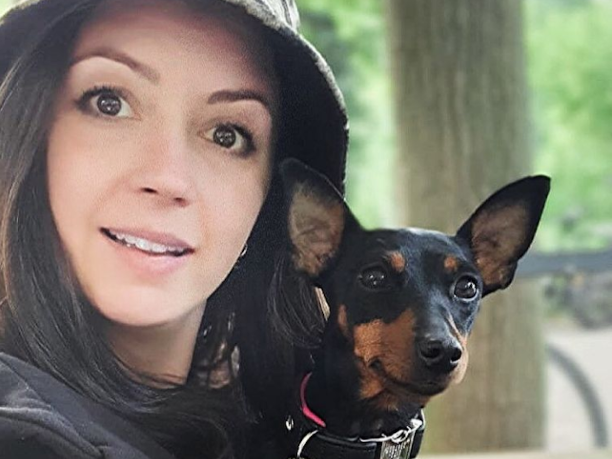 Sängerin Sotiria, hier auf einem Instagram-Selfie vom 13. Juni, sorgt sich um ihren Zwergpinscher Pink.