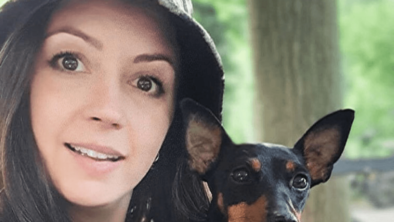 Sängerin Sotiria, hier auf einem Instagram-Selfie vom 13. Juni, sorgt sich um ihren Zwergpinscher Pink.