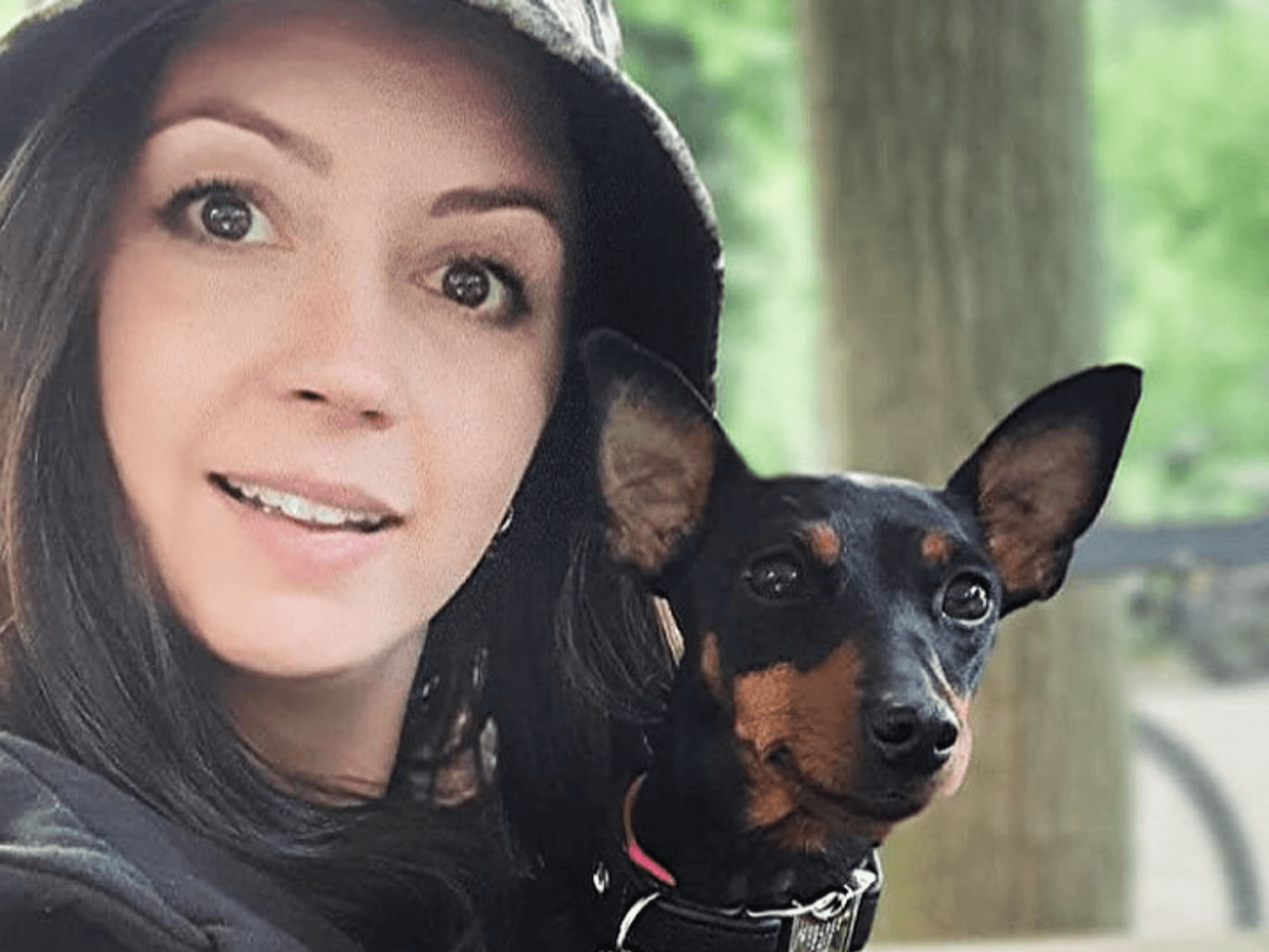 Sängerin Sotiria, hier auf einem Instagram-Selfie vom 13. Juni, sorgt sich um ihren Zwergpinscher Pink.
