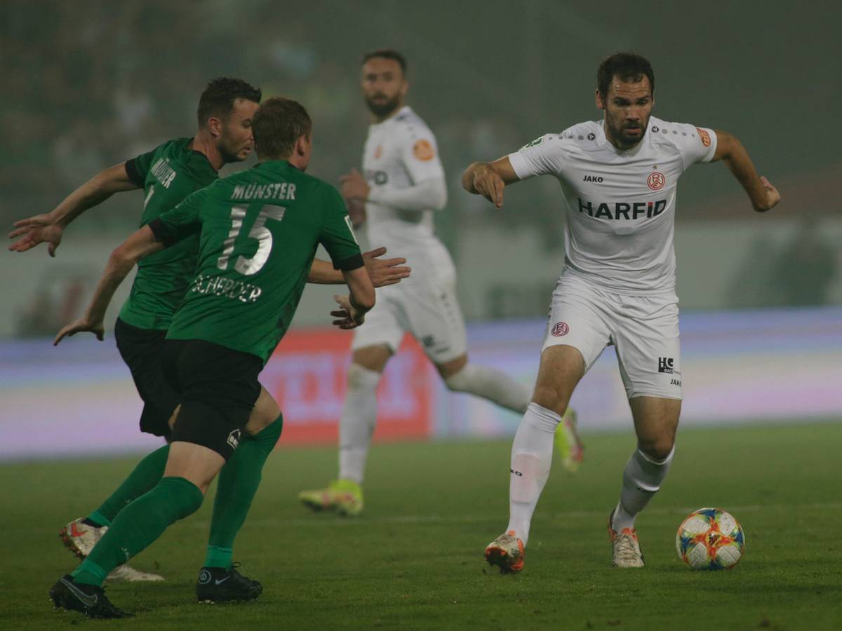 Simon Engelmann behauptet den Ball gegen zwei Spieler von Preußen Münster