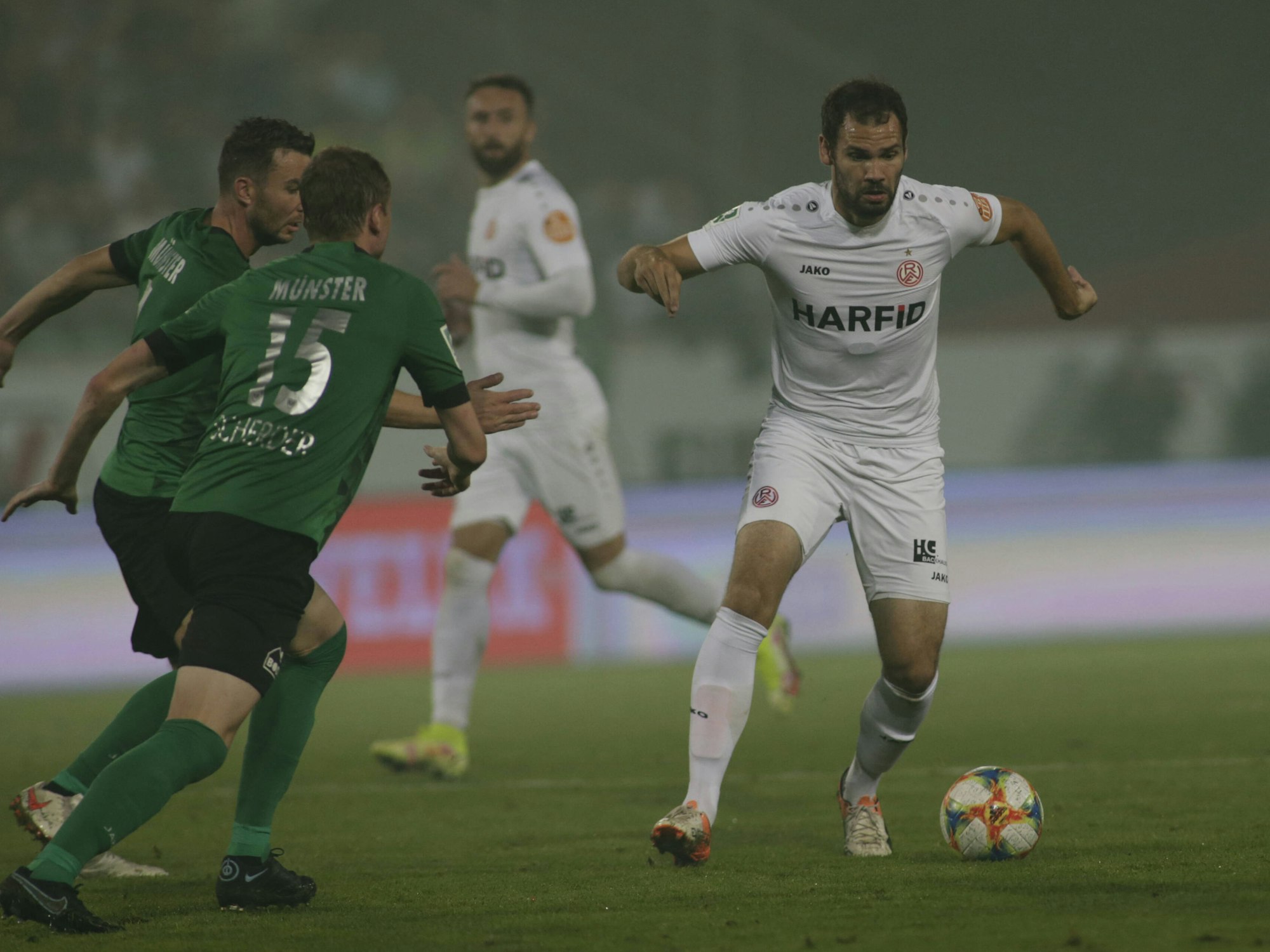 Simon Engelmann behauptet den Ball gegen zwei Spieler von Preußen Münster