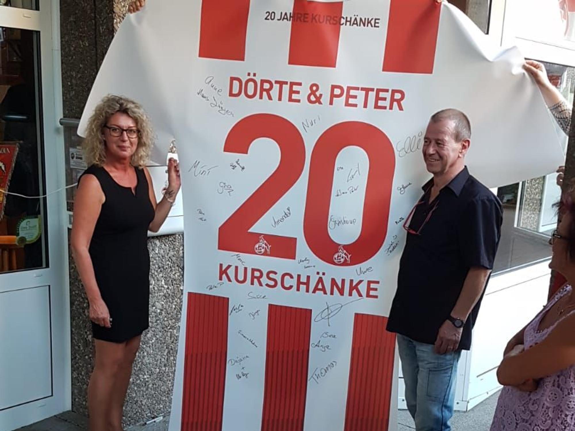 Ehepaar Ruckes aus Bad Neuenahr mit überdimensionalem FC-Trikot.