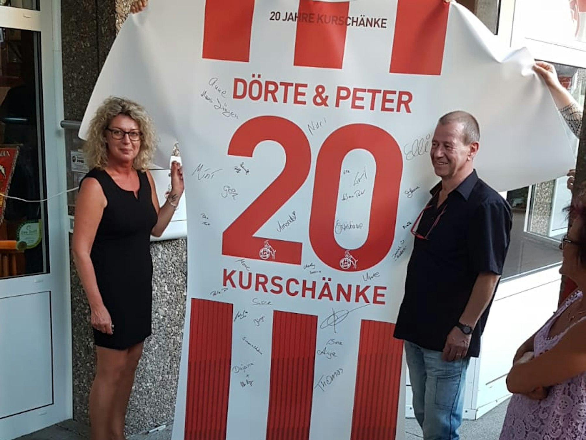 Ehepaar Ruckes aus Bad Neuenahr mit überdimensionalem FC-Trikot.