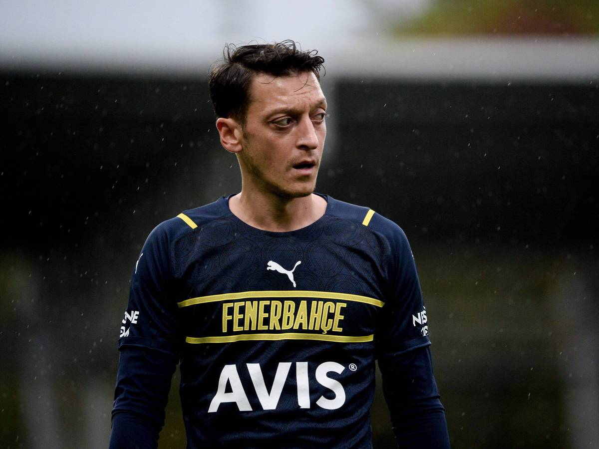 Fenerbahces Mesut Özil im Regen