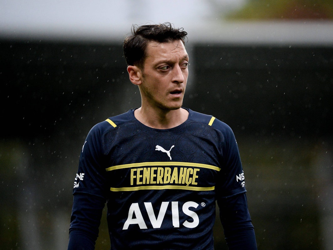 Fenerbahces Mesut Özil im Regen