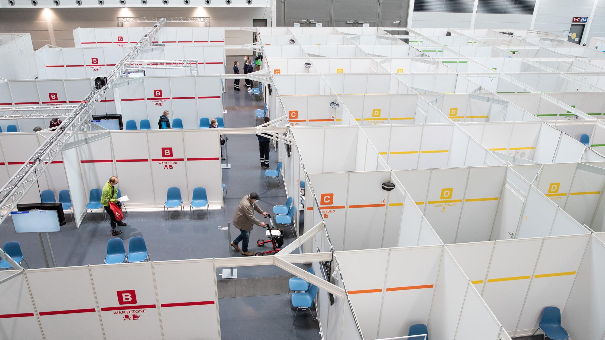 Impfwillige laufen am 27. Mai 2021 durch das Impfzentrum Bielefeld.