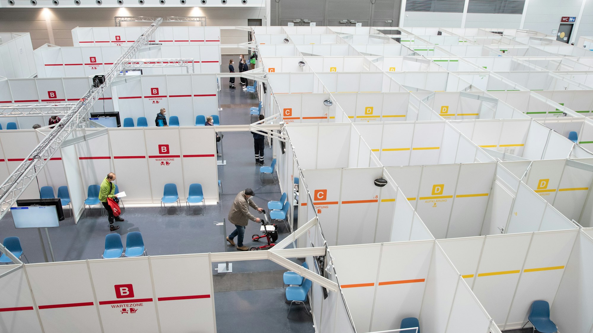 Impfwillige laufen am 27. Mai 2021 durch das Impfzentrum Bielefeld.