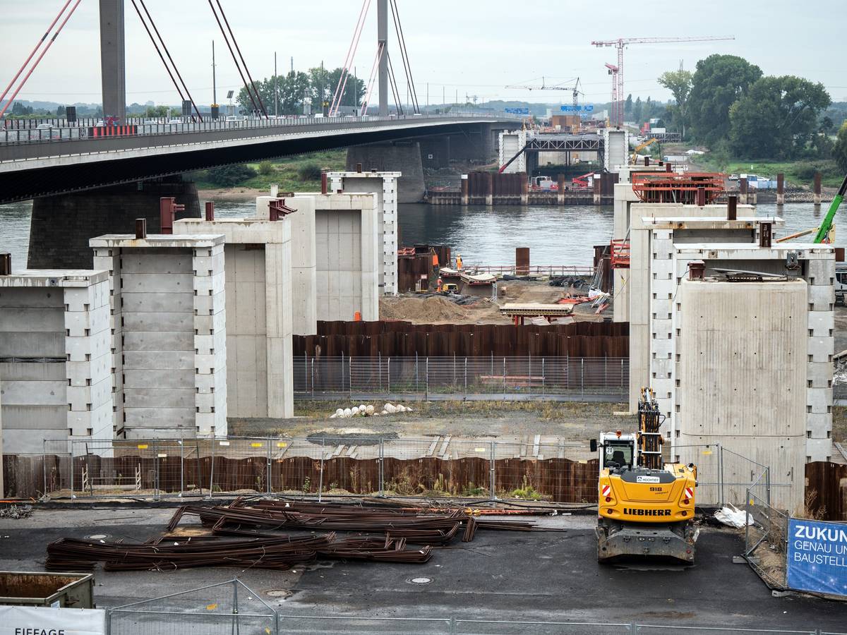 Autos fahren am 145. September 2021 an der Baustelle für die neue Rheinbrücke vorbei. Am Neubau der Leverkusener Rheinbrücke werden mit mehreren Schwertransporten die ersten Stahlbauteile angeliefert. Insgesamt handele es sich um mehr als 1000 Tonnen Stahl, die die Brücke erreichten, teilte die Autobahn GmbH des Bundes mit.