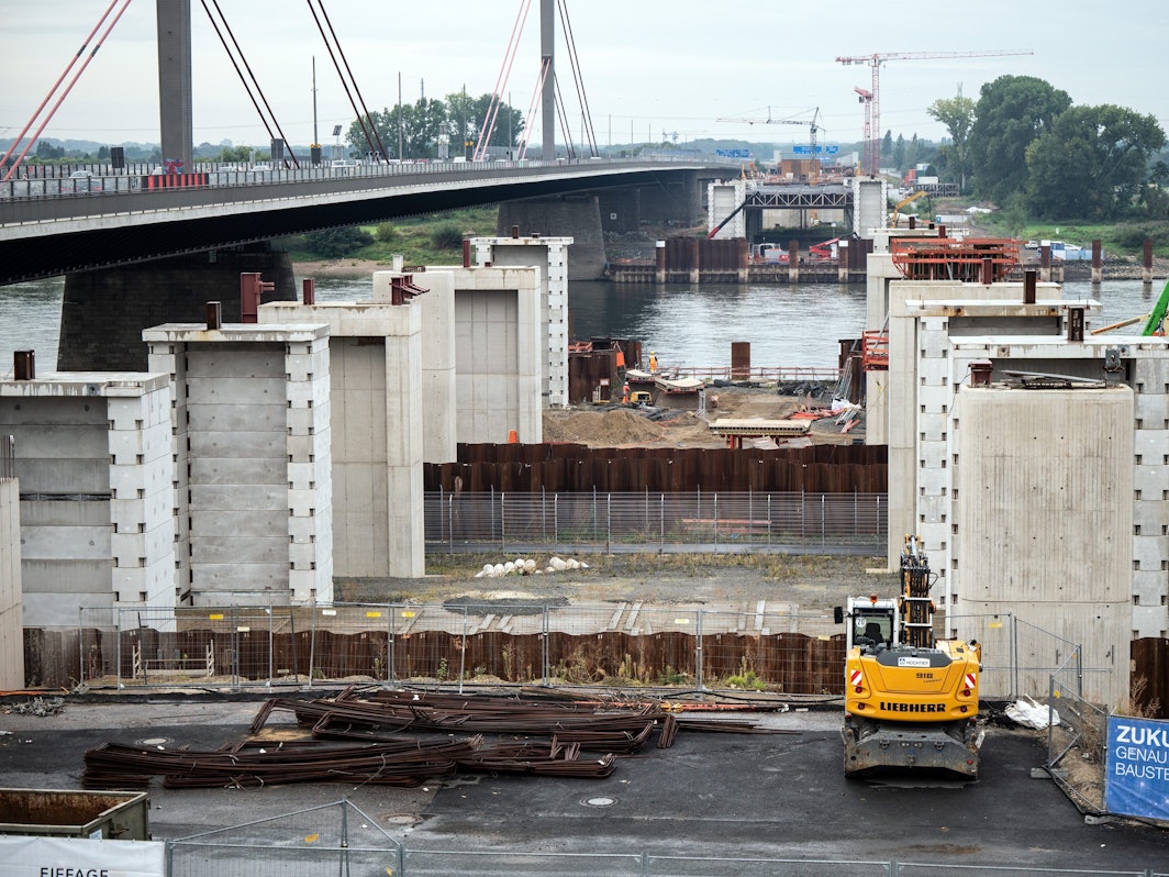 Autos fahren am 145. September 2021 an der Baustelle für die neue Rheinbrücke vorbei. Am Neubau der Leverkusener Rheinbrücke werden mit mehreren Schwertransporten die ersten Stahlbauteile angeliefert. Insgesamt handele es sich um mehr als 1000 Tonnen Stahl, die die Brücke erreichten, teilte die Autobahn GmbH des Bundes mit.
