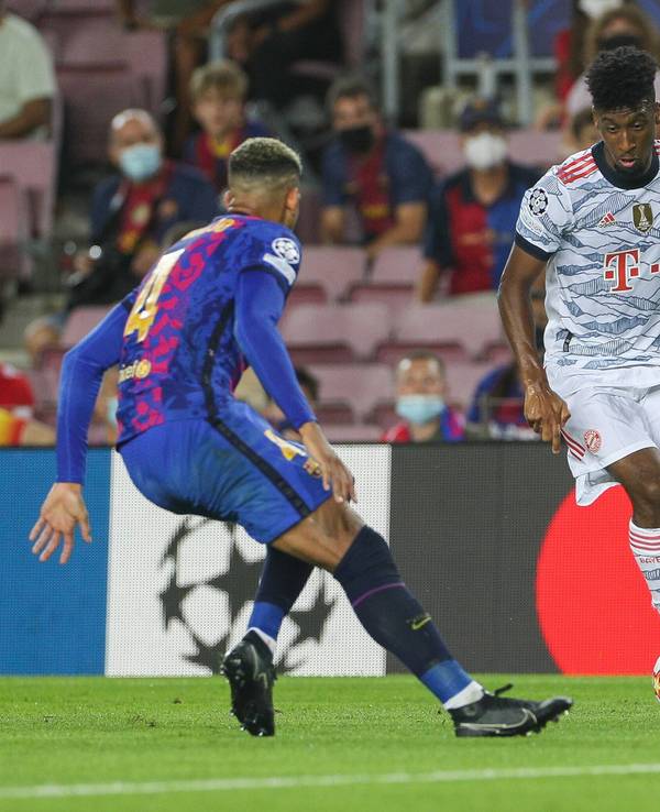 Kingsley Coman geht gegen Ronald Araujo ins Dribbling.