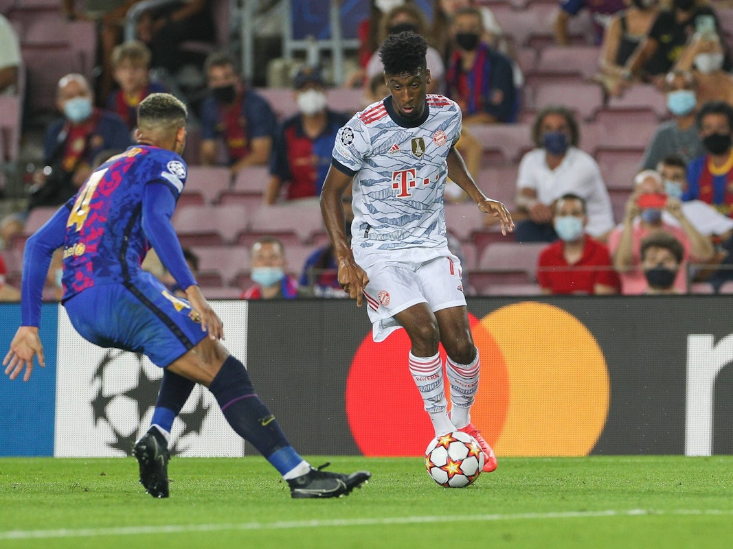 Kingsley Coman geht gegen Ronald Araujo ins Dribbling.