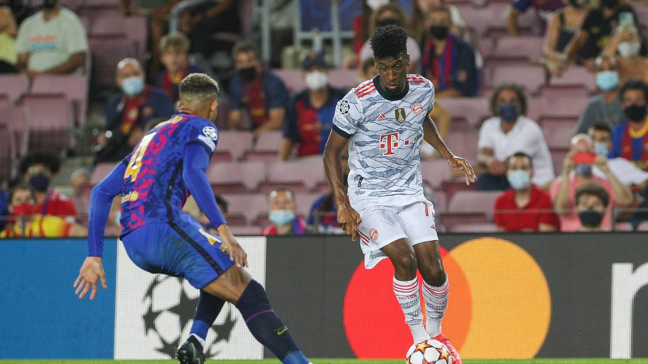Kingsley Coman geht gegen Ronald Araujo ins Dribbling.