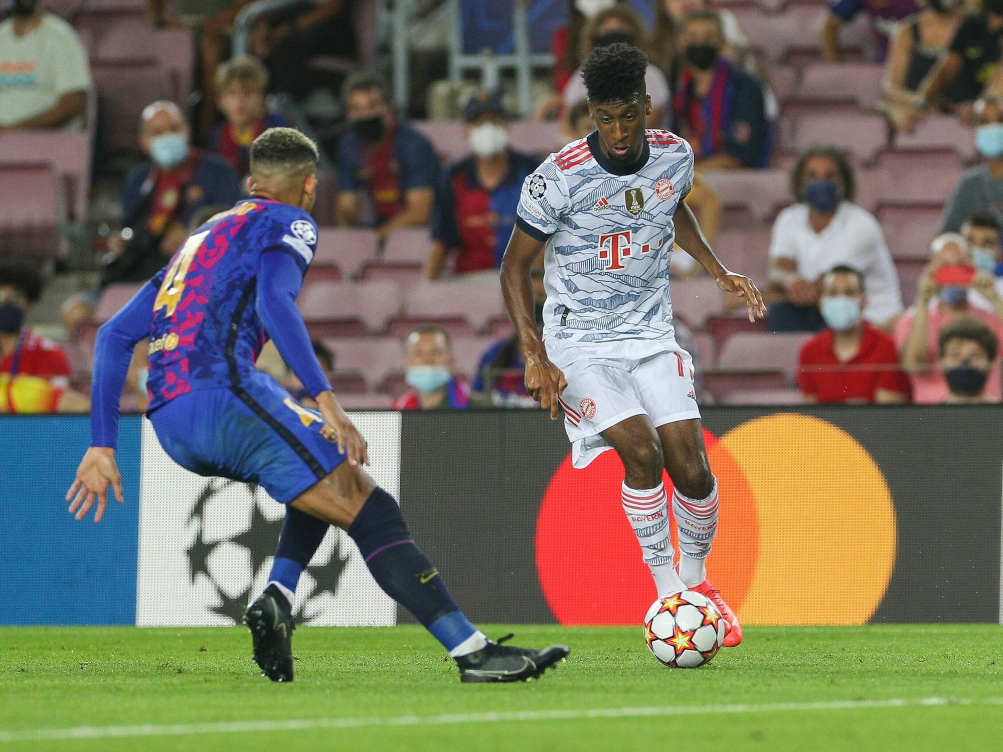 Kingsley Coman geht gegen Ronald Araujo ins Dribbling.