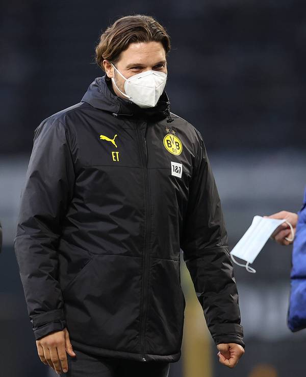 Die Trainer Edin Terzic und Pál Dárdai (r.) schmunzeln.