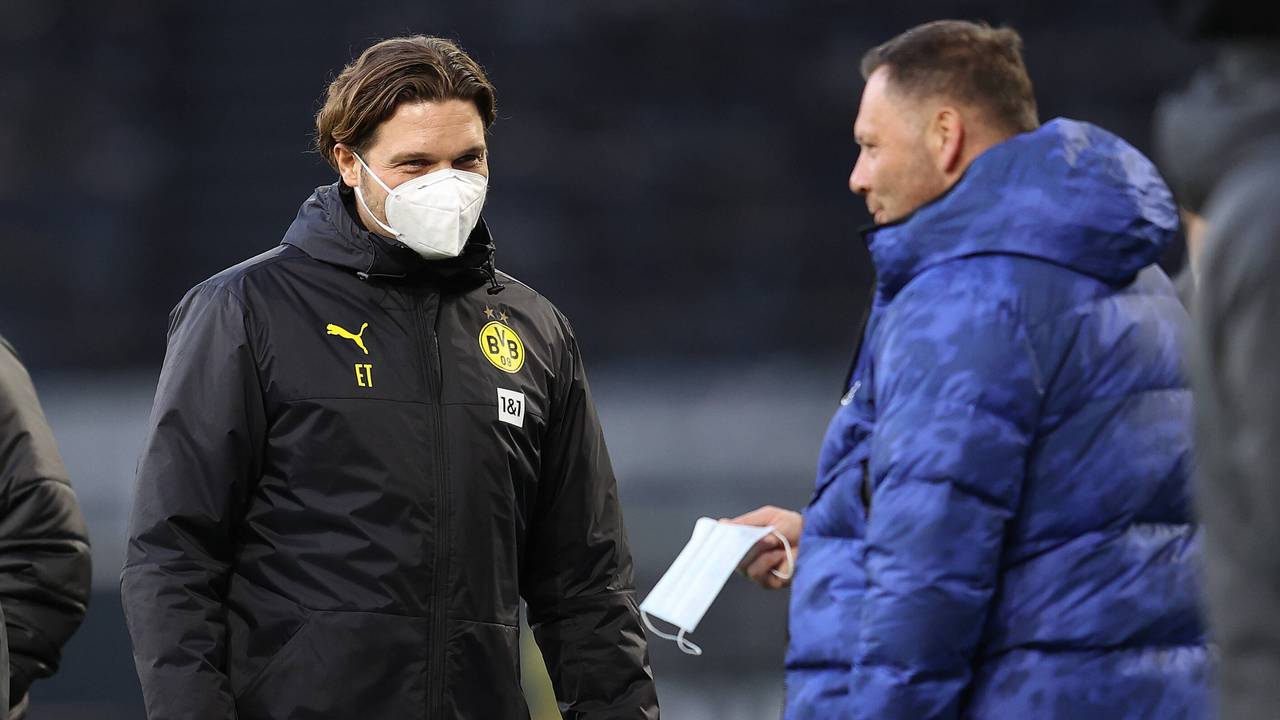 Die Trainer Edin Terzic und Pál Dárdai (r.) schmunzeln.