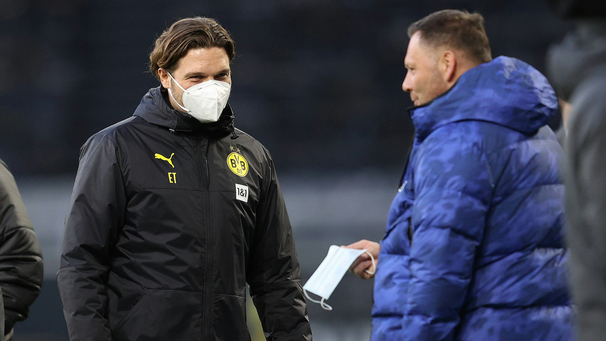 Die Trainer Edin Terzic und Pál Dárdai (r.) schmunzeln.