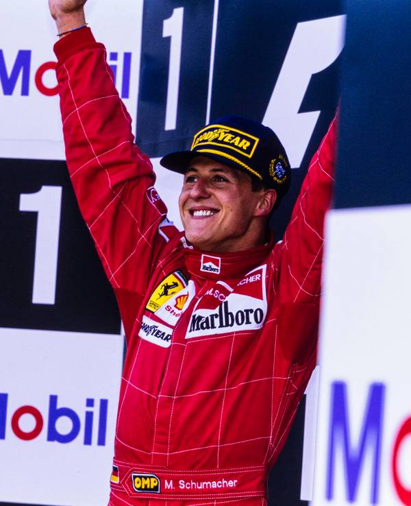 Michael Schumacher bejubelt seinen Sieg beim Grand Prix in Belgien 1996.