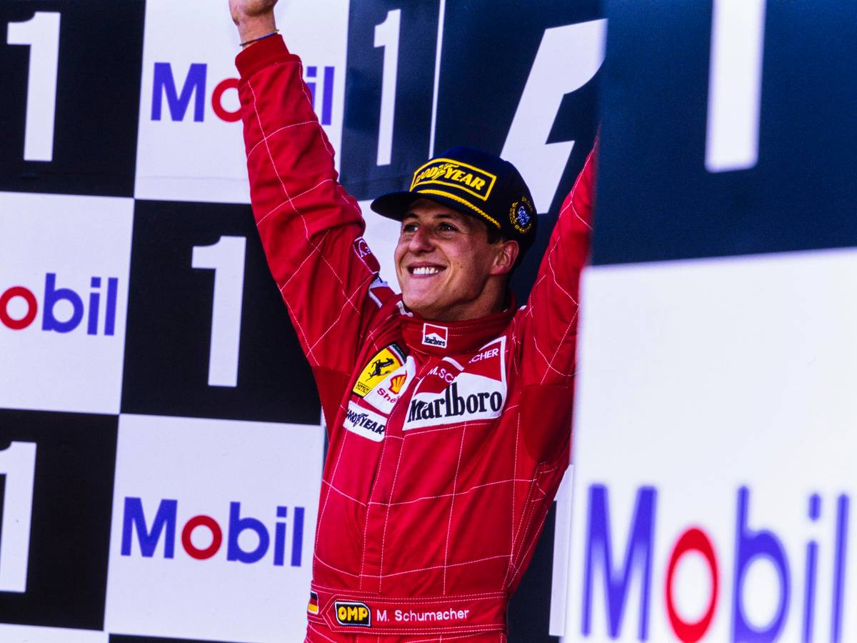 Michael Schumacher bejubelt seinen Sieg beim Grand Prix in Belgien 1996.
