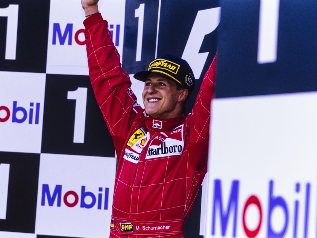 Michael Schumacher bejubelt seinen Sieg beim Grand Prix in Belgien 1996.