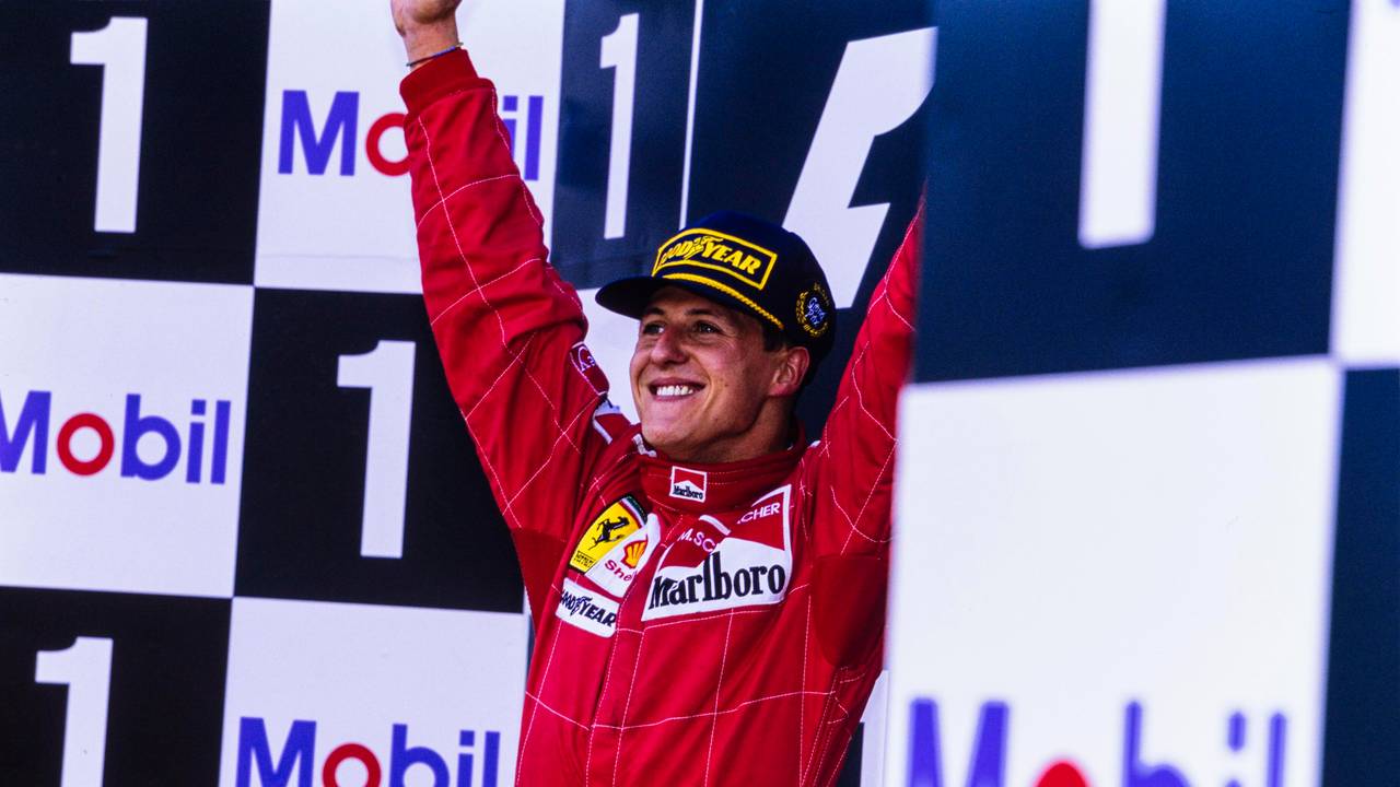 Michael Schumacher bejubelt seinen Sieg beim Grand Prix in Belgien 1996.