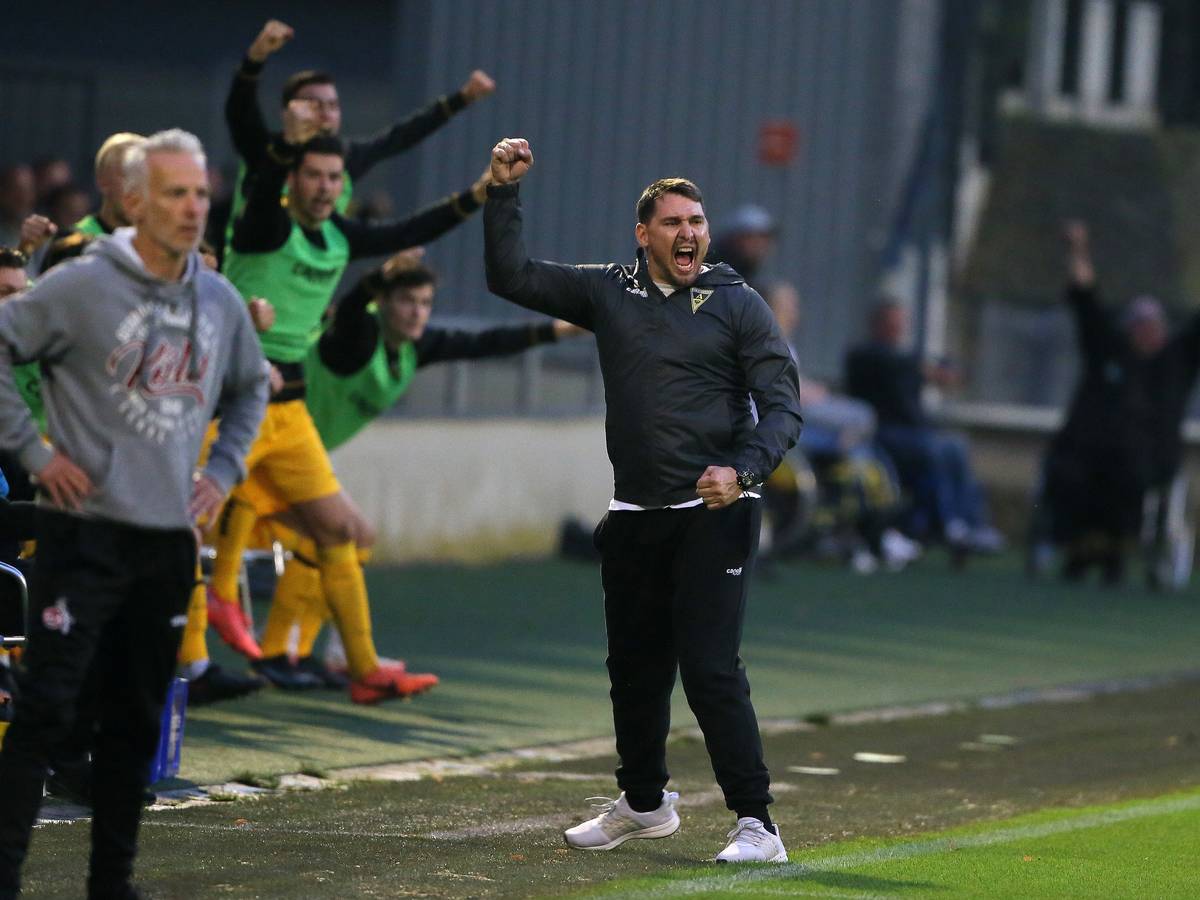 Patrick Helmes bejubelt einen Treffer von Alemannia Aachen bei der U21 des 1. FC Köln