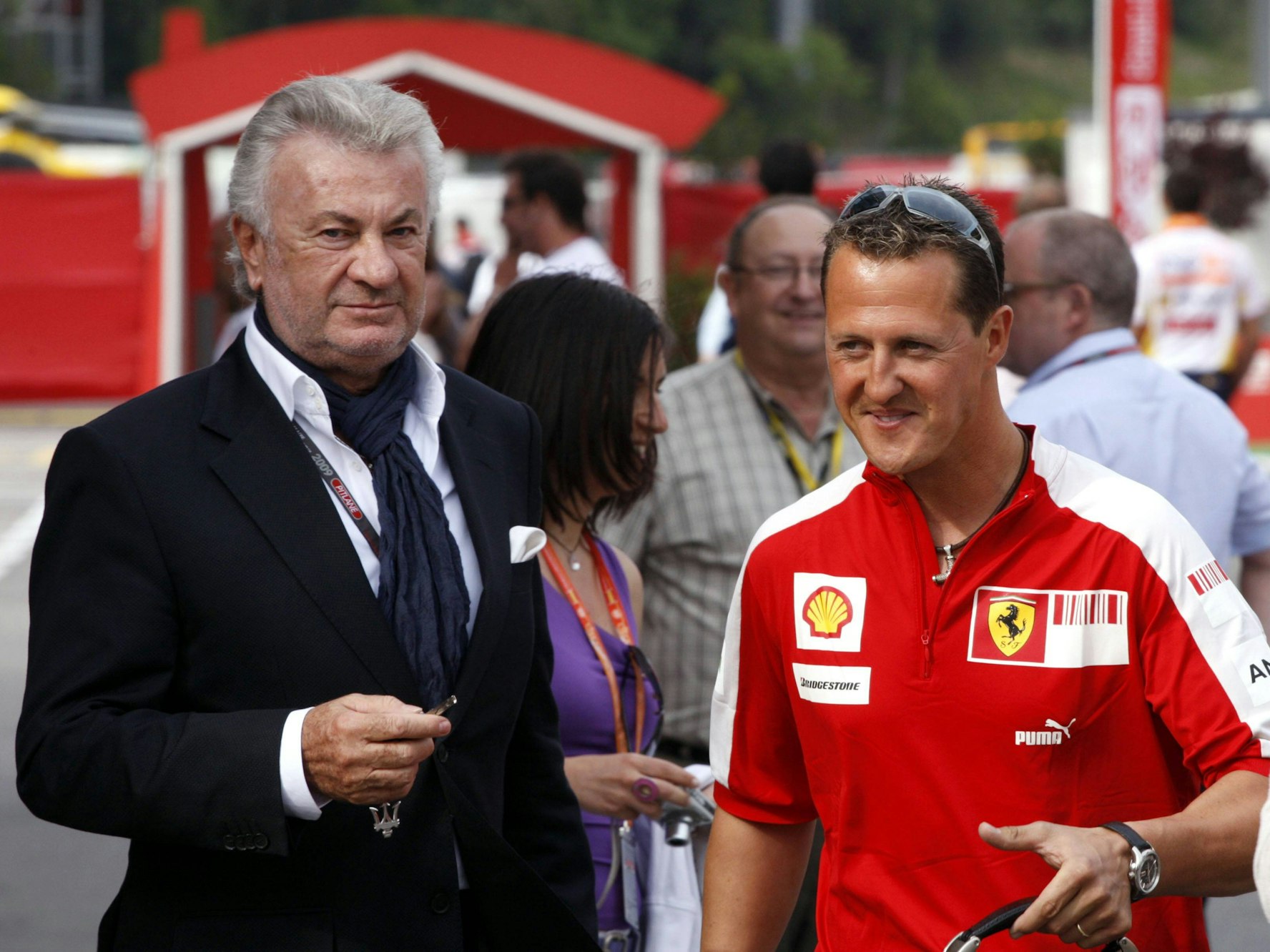 Willi Weber und Michael Schumacher sprechen miteinander.