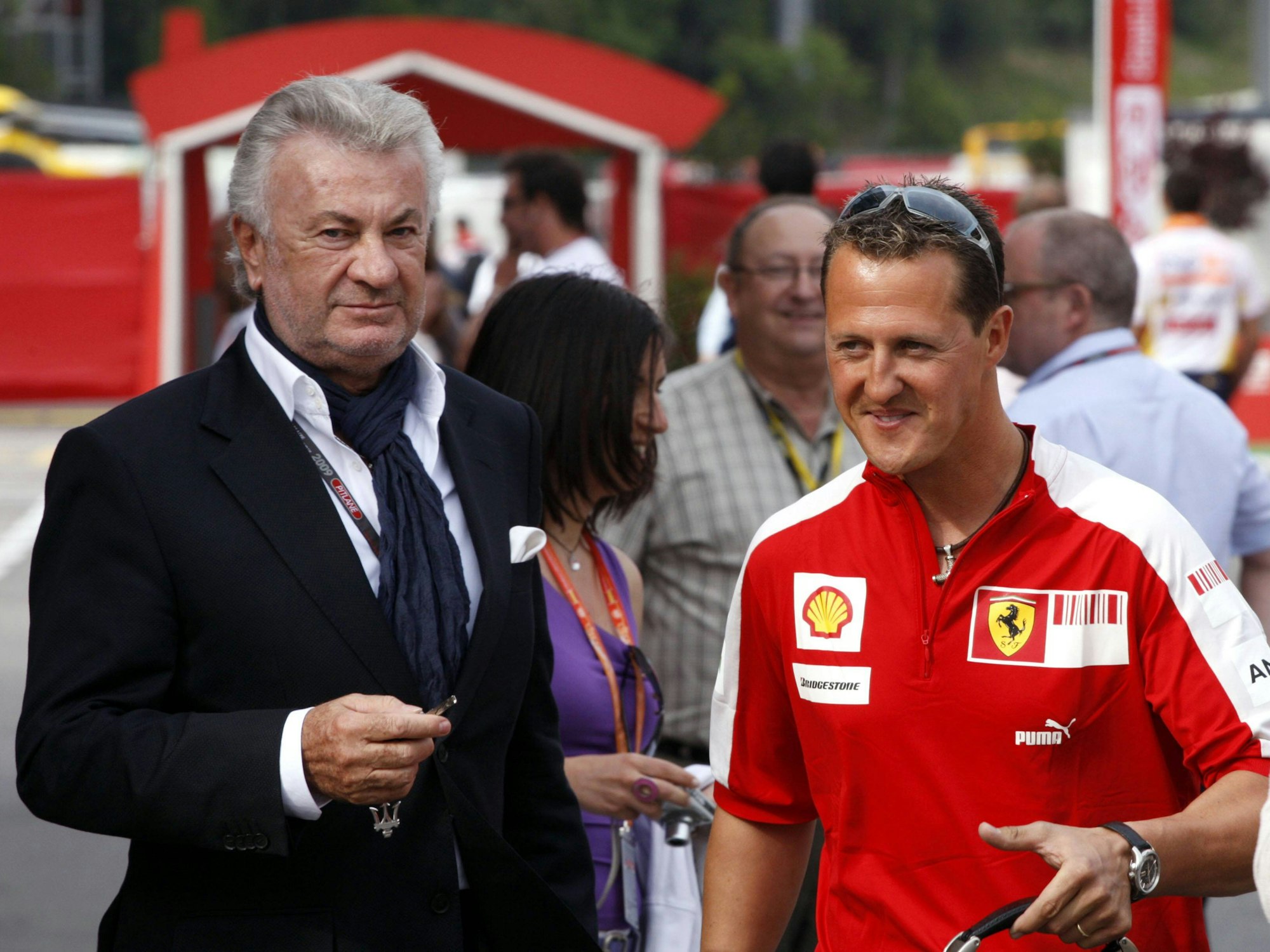 Willi Weber und Michael Schumacher sprechen miteinander.